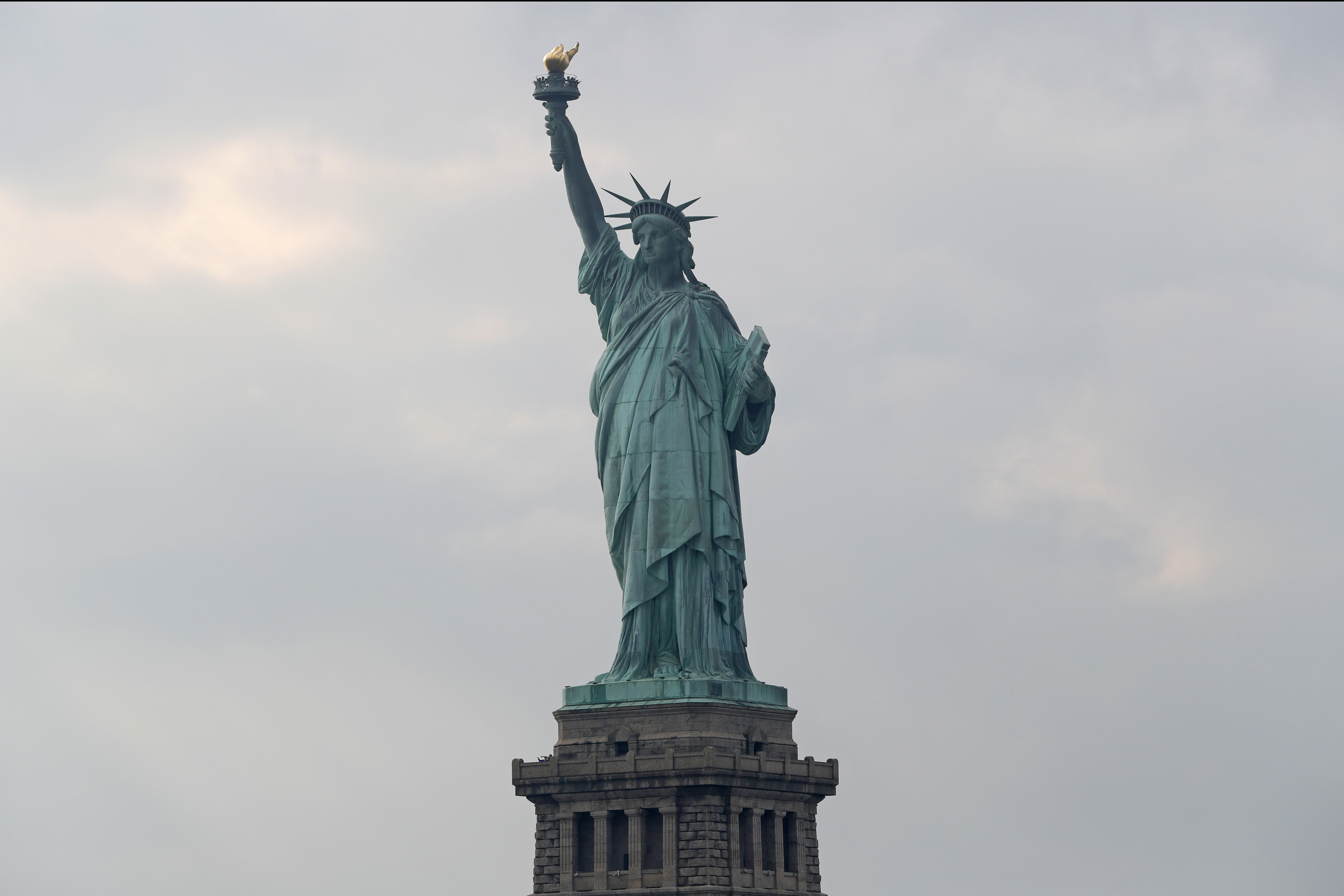 Monument picture. Статуя свободы Нью-Йорк. Статуя свободы Нью-Йорк без фона. Факел статуи свободы. Статуя свободы США черно-белая.