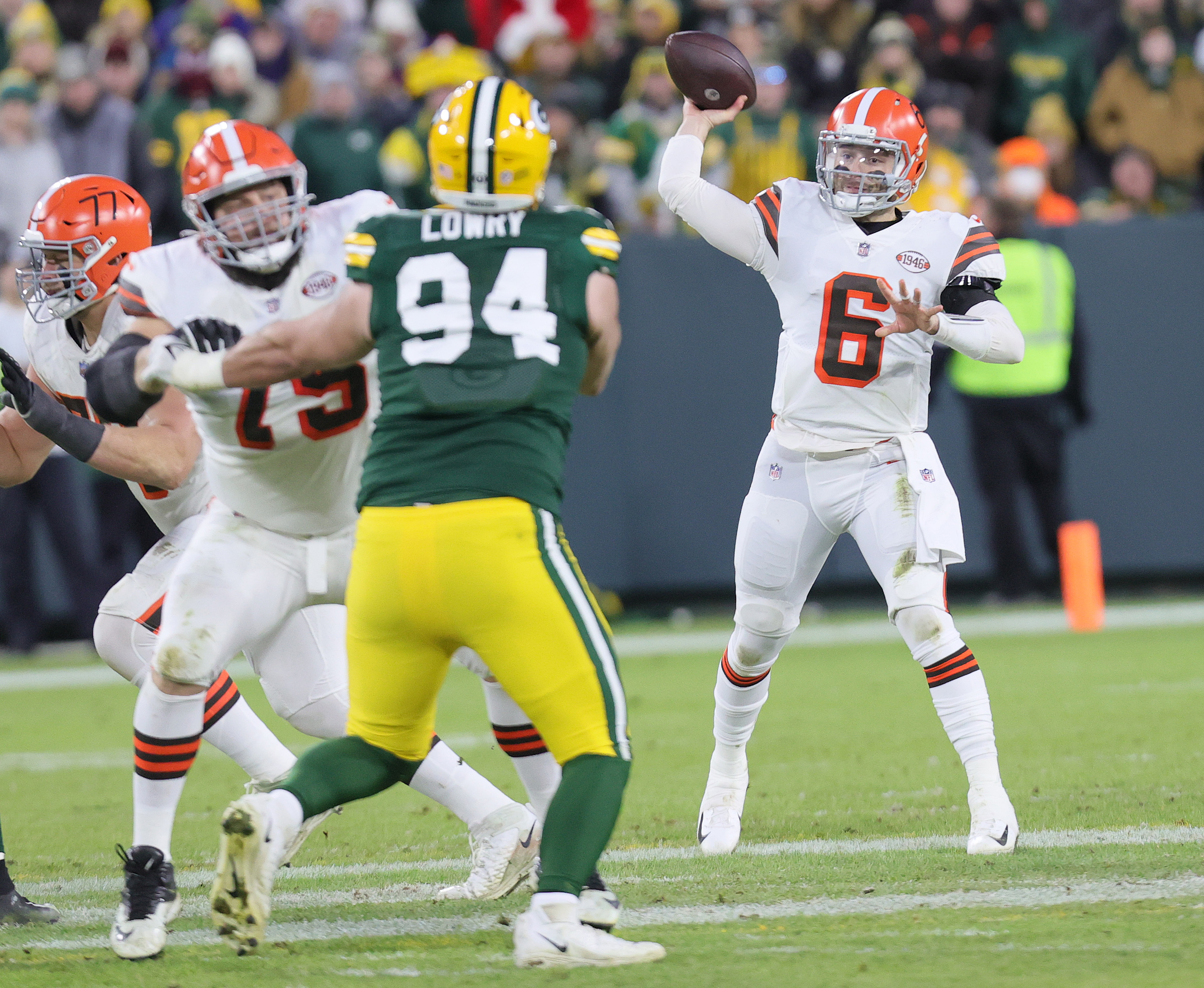 Watch Baker Mayfield throw a 5-yard touchdown pass in the fourth quarter to  Anthony Schwartz vs. the Packers 