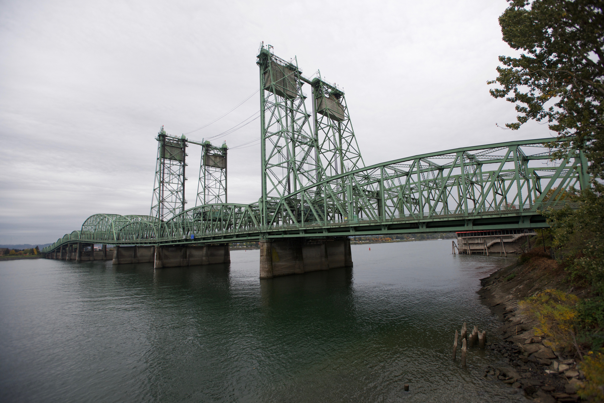 An up-close look at the aging 100-year-old Interstate 5 bridge ...