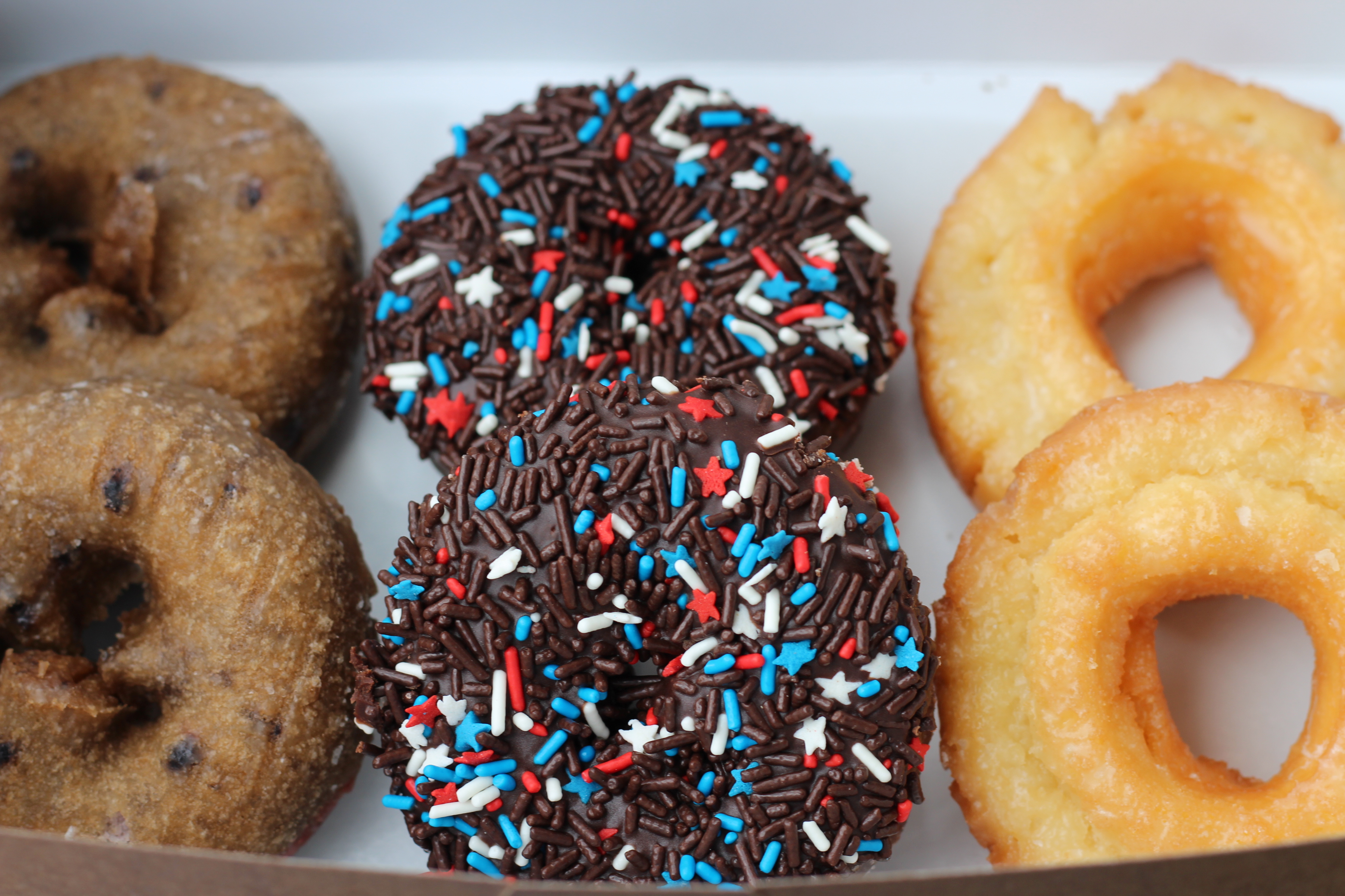 Premium Photo  A donut shaped like a letter d with sprinkles on it.