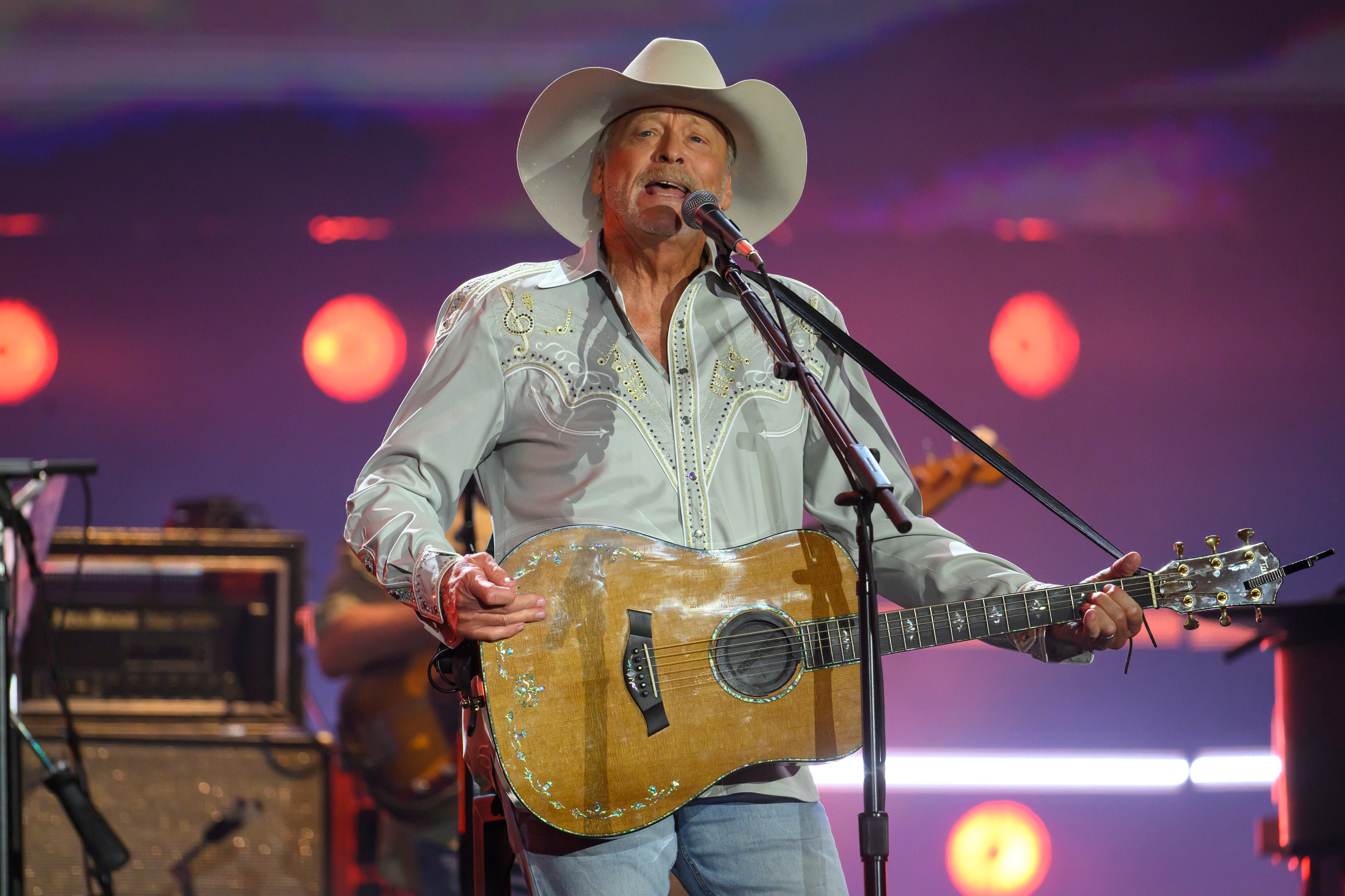 Alan Jackson closes touring career with emotional final concert in