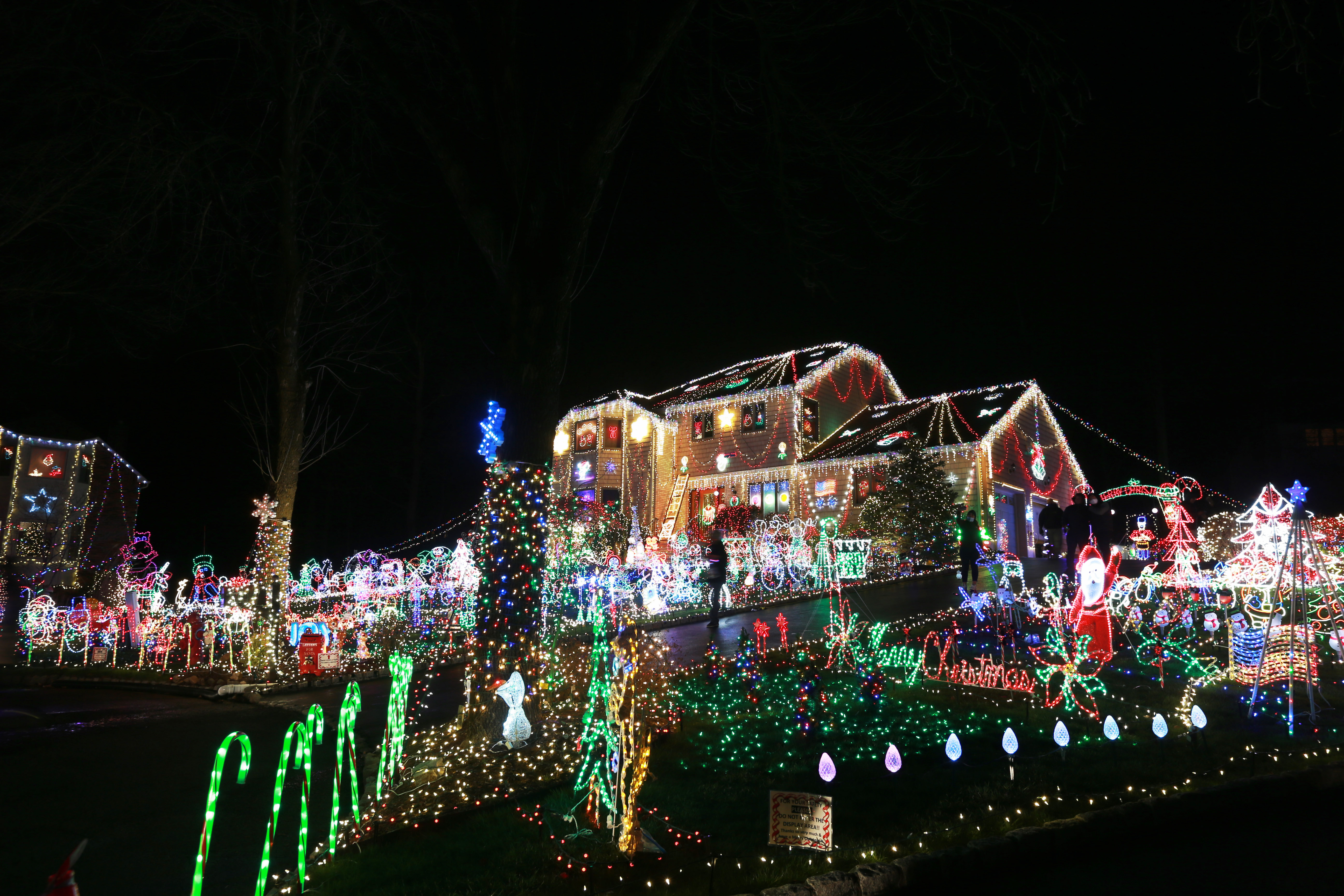 Christmas lights give joyful glow in Lyndhurst NJ