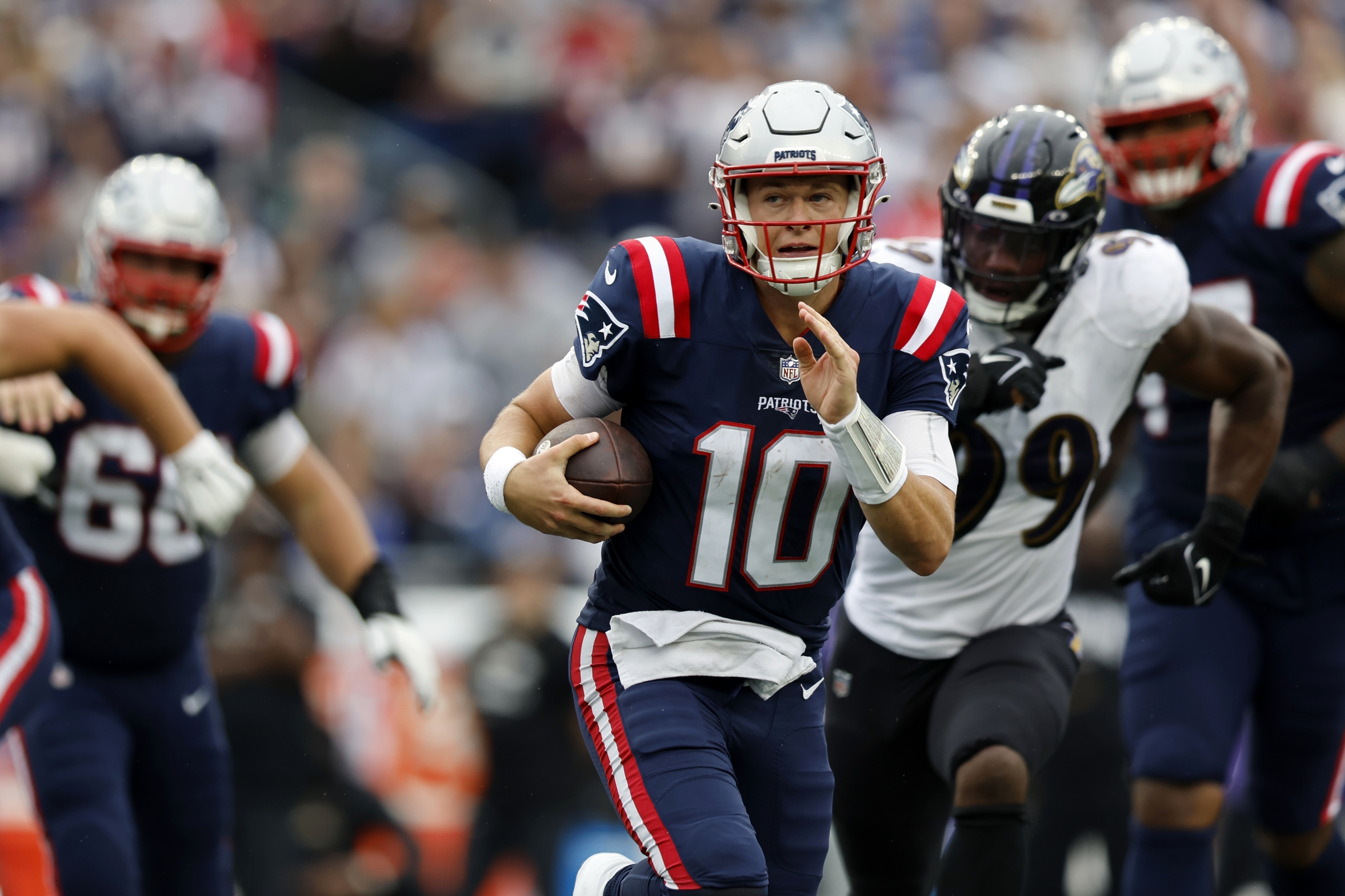 Mac Jones hobbles off the field during Patriots-Ravens game