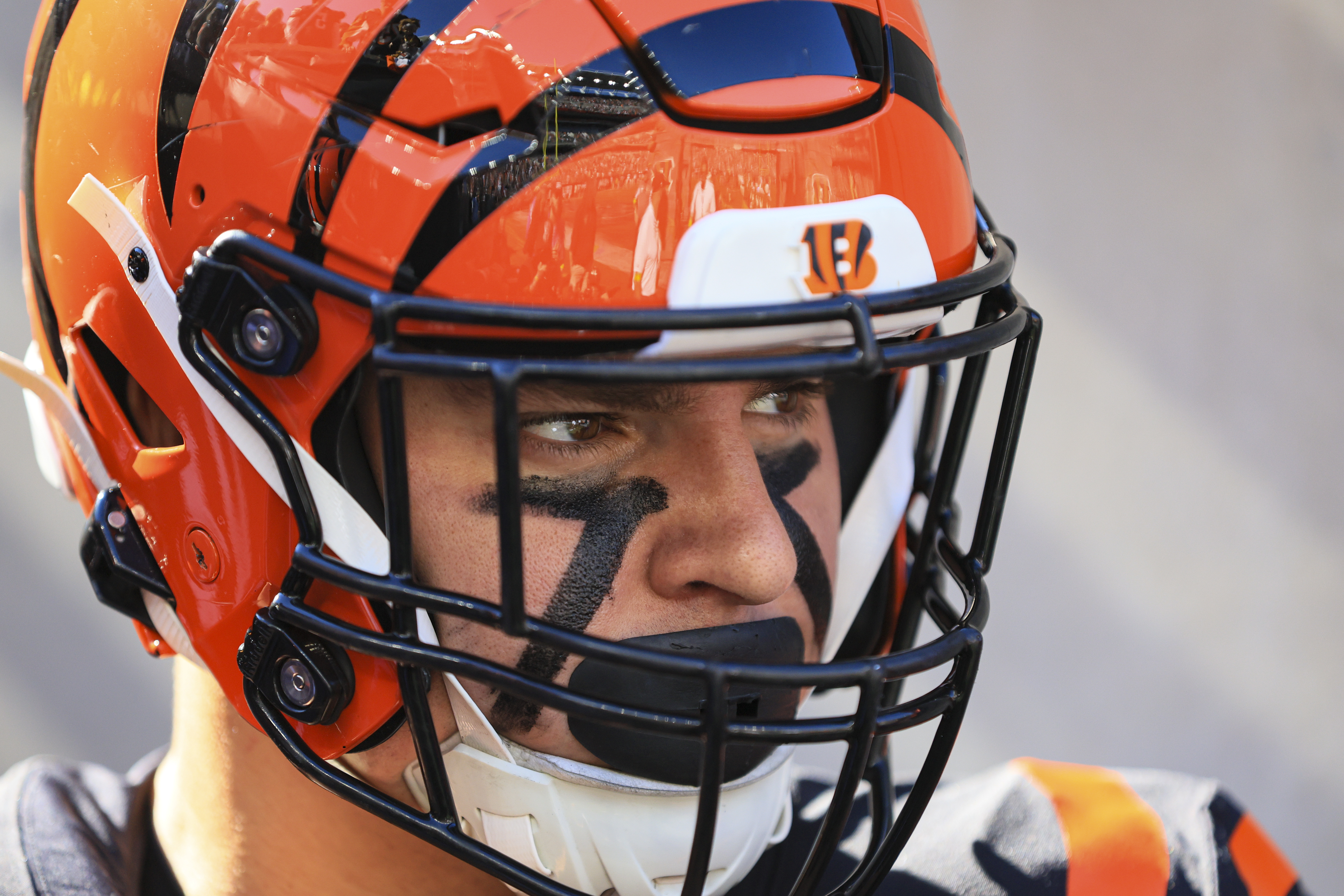 Bengals' Trey Hendrickson exits game against Falcons with neck injury