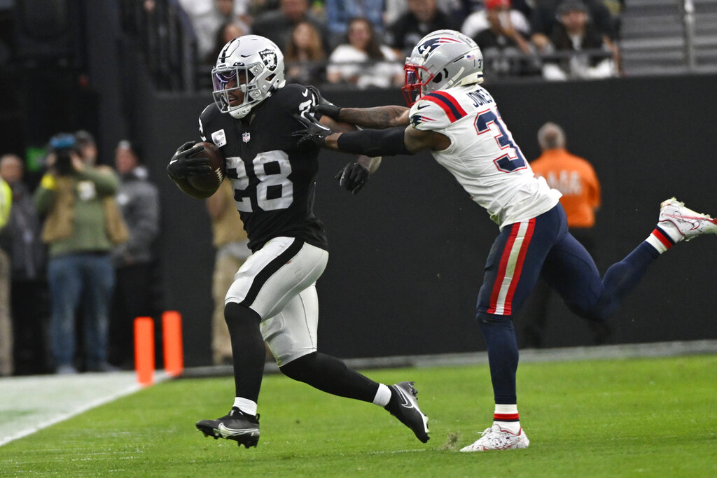Las Vegas Raiders sign running back to one-year deal