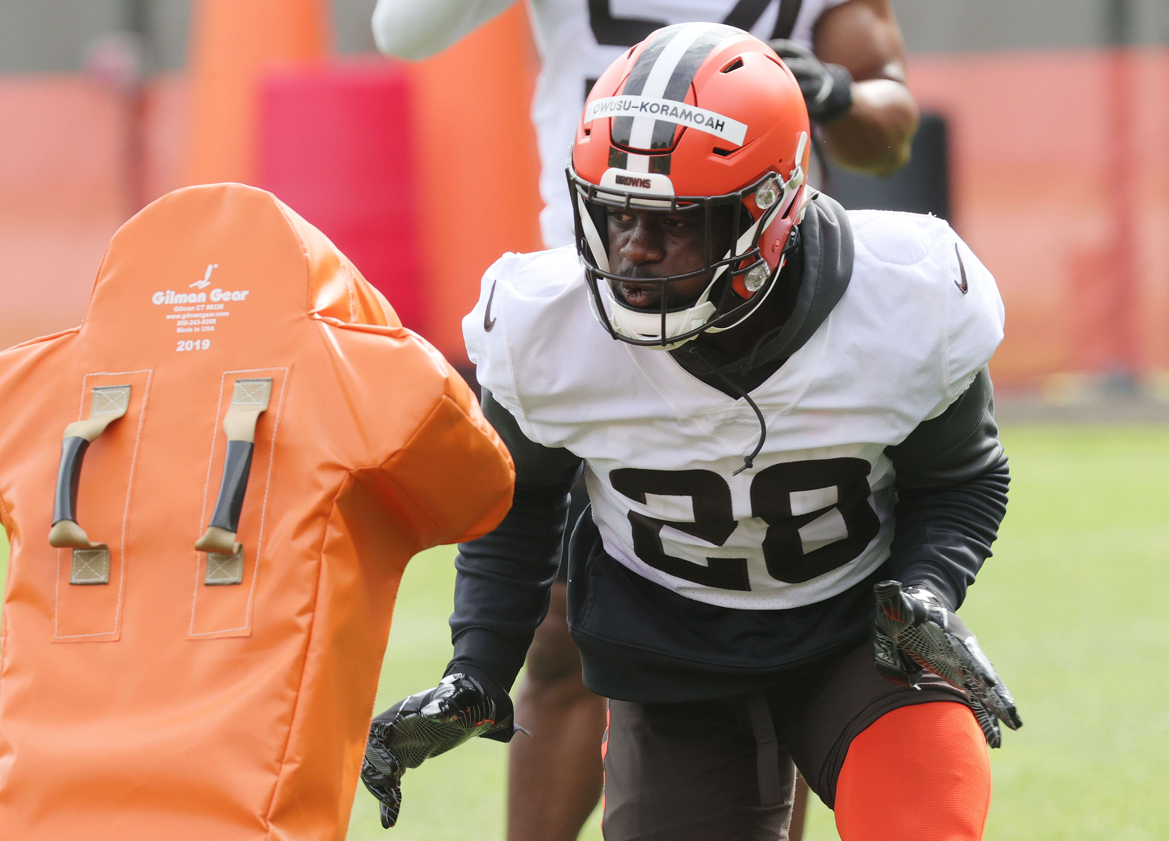 Cleveland Browns LB Jeremiah Owusu-Koramoah participates in team drills