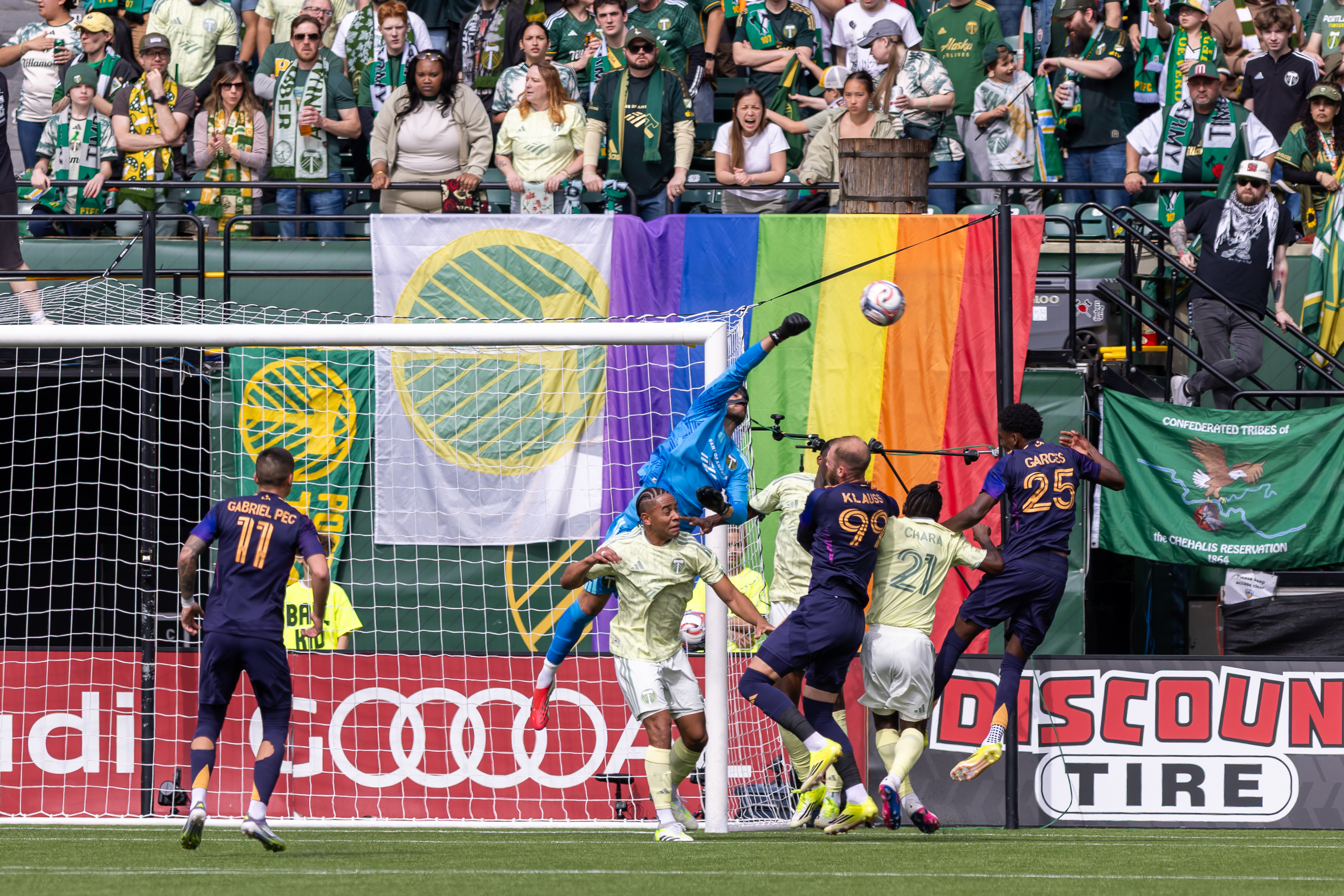 Velde scores, Miller ejected early as Portland Timbers draw LA