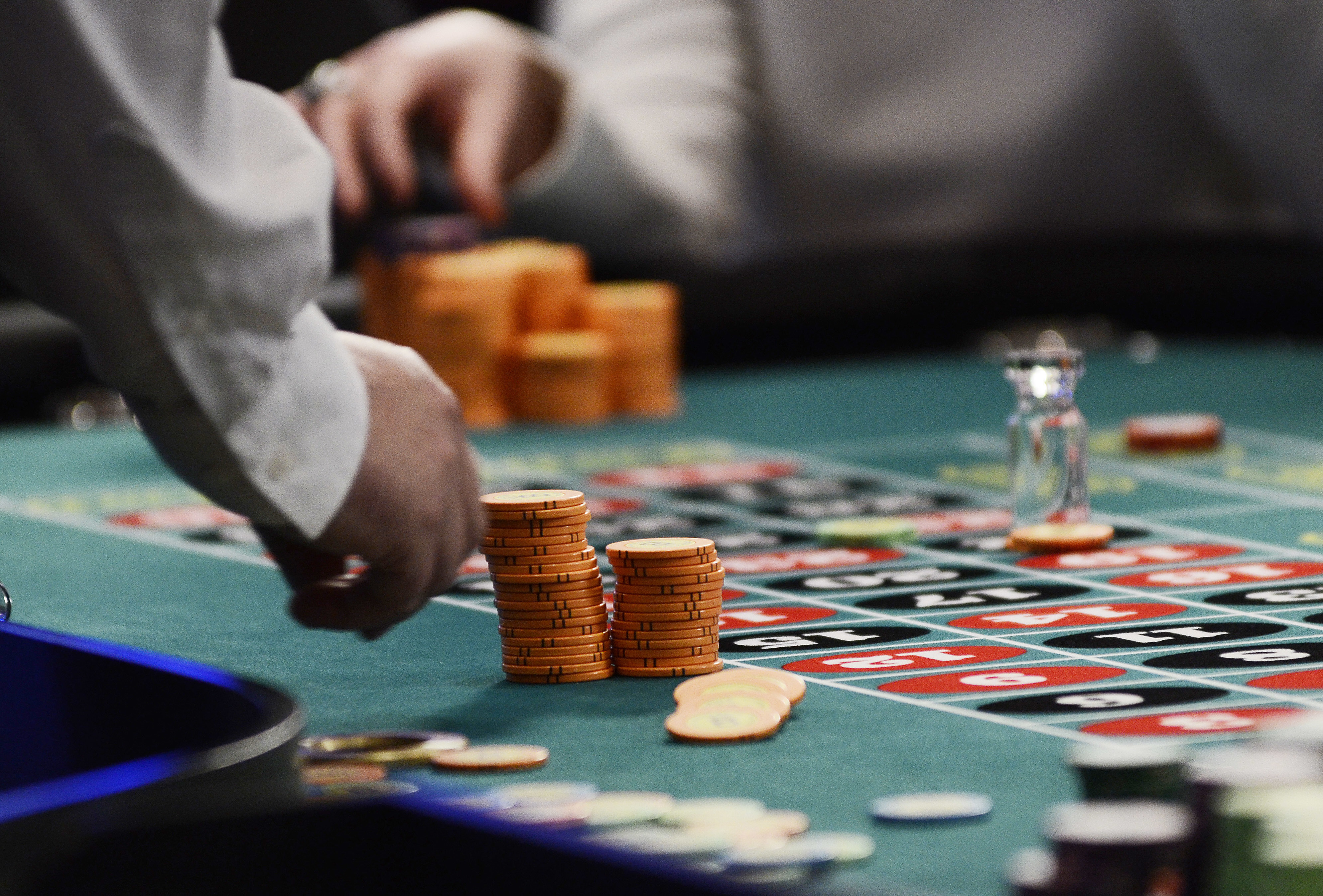 Азартные игры проблема. Игроман в казино. Зависимость от азартных игр. Зависимый от азартных игр. Лудомания казино.