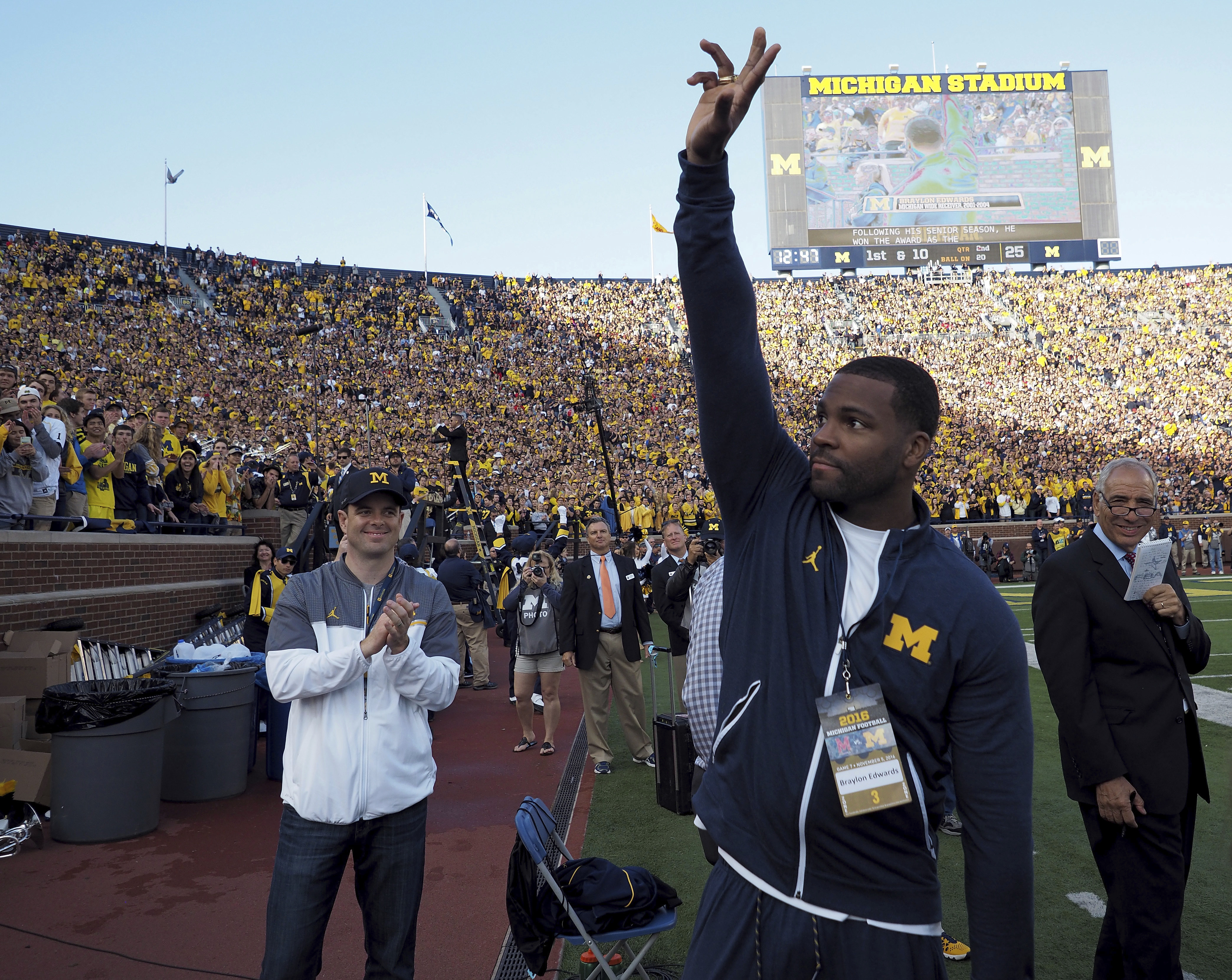 110,000 Michigan Football Fans Defy World's Rising Omicron Fears - Bloomberg