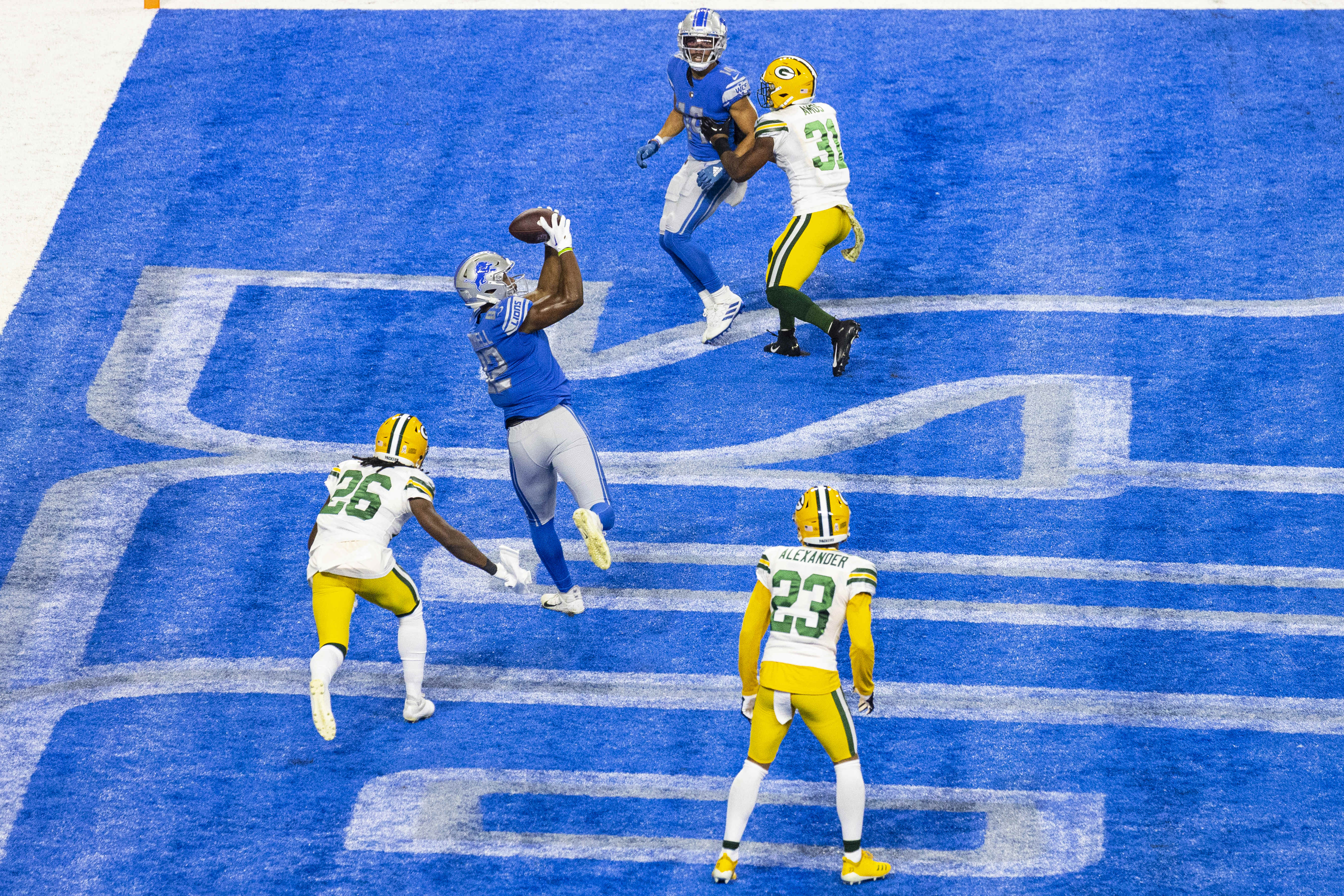 Detroit Lions tight end James Mitchell (82) carries the ball