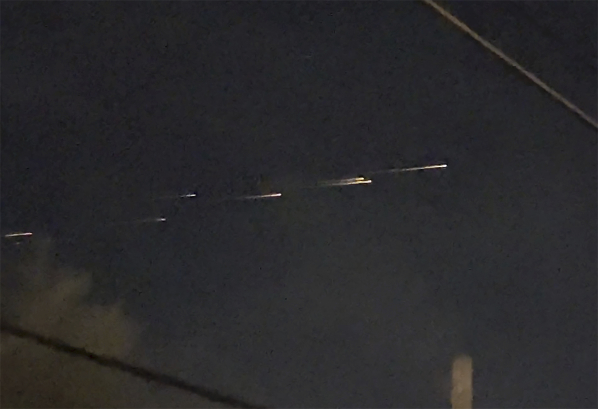 Garis-garis cahaya misterius di langit malam mengejutkan warga California