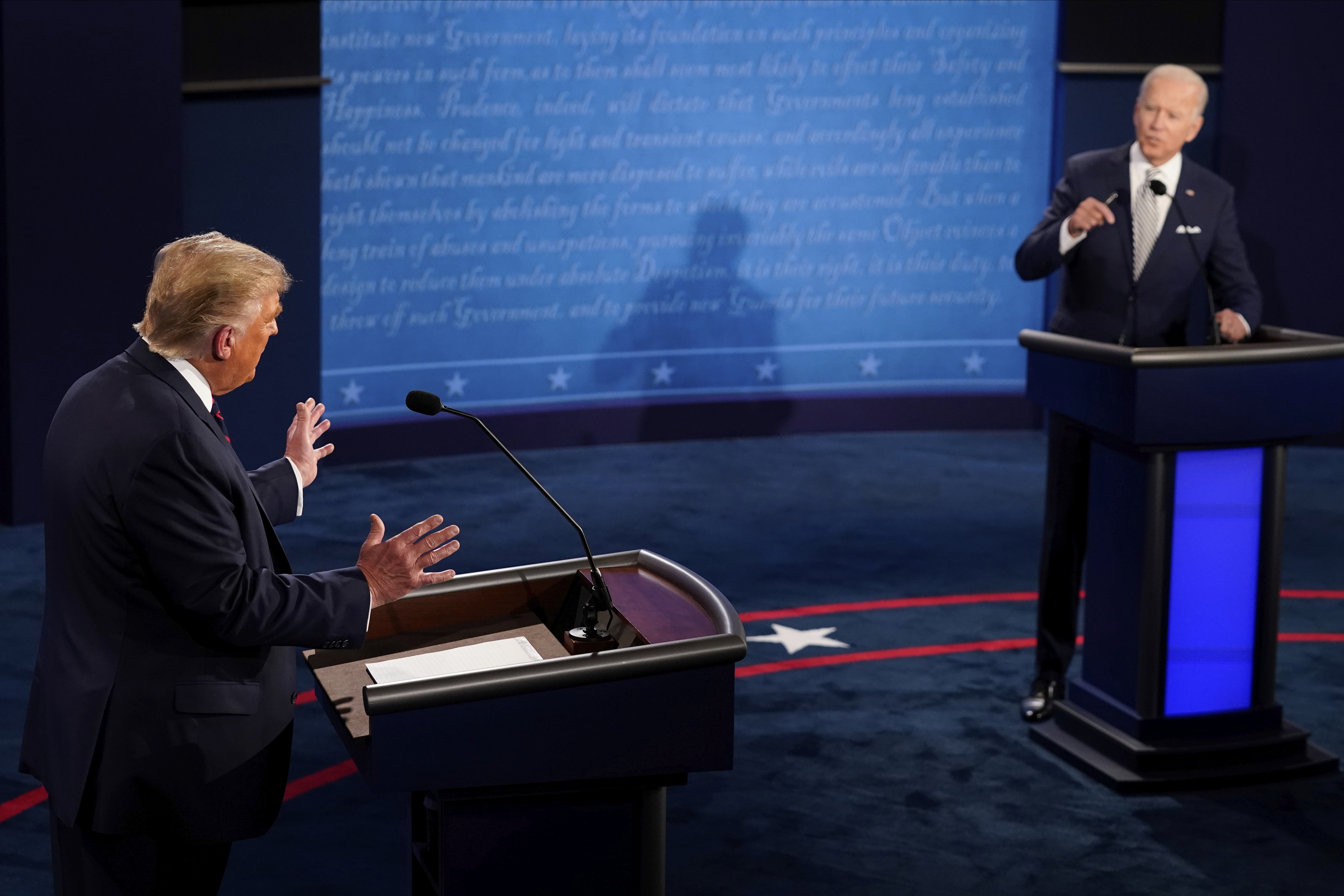 Почему трамп лучше байдена. Теледебаты Трампа и Байдена. Президентские дебаты в США 2020. Трамп против Байдена.