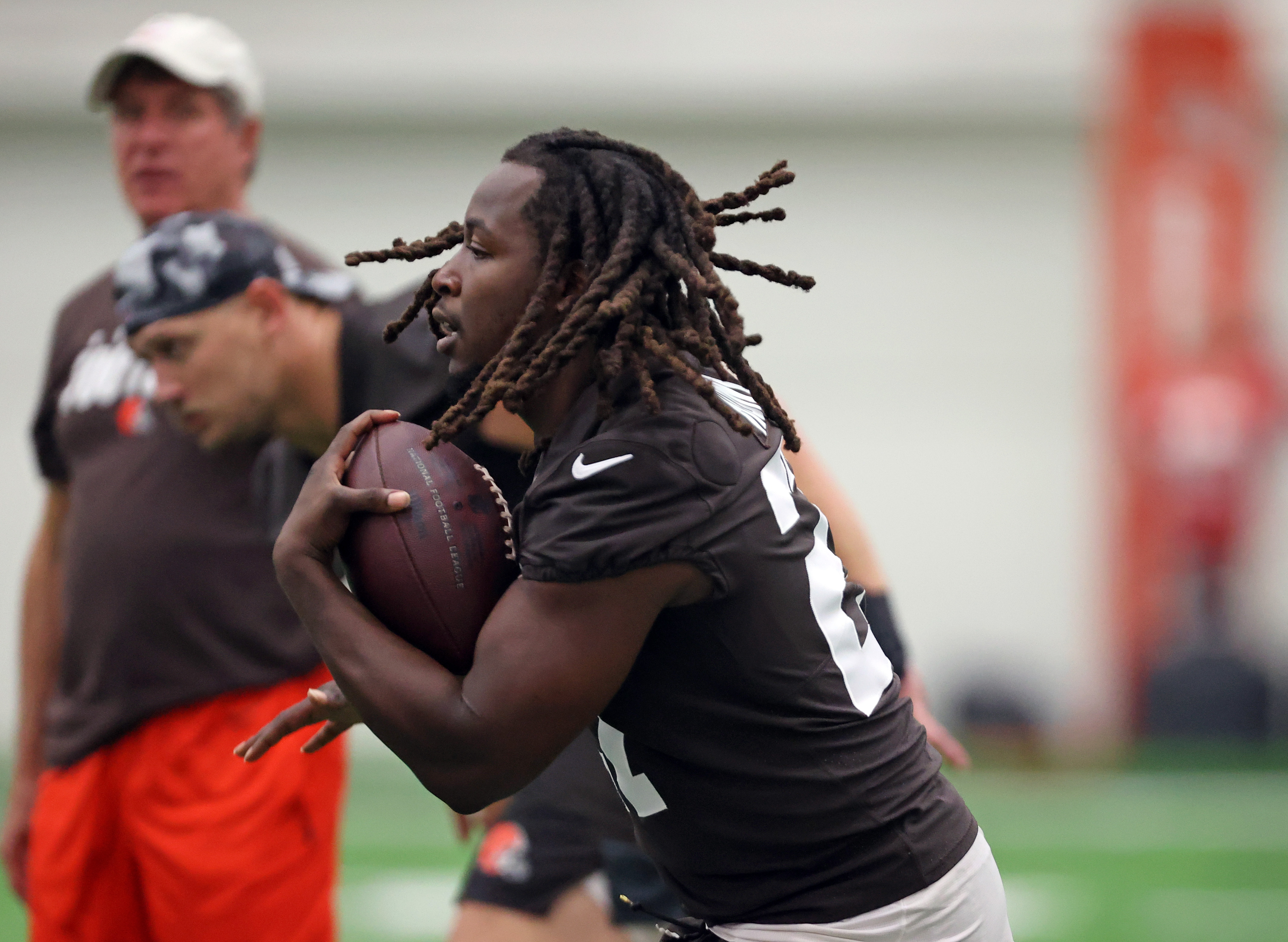 Kareem Hunt is still with the Browns with new contract a big issue - Dawgs  By Nature