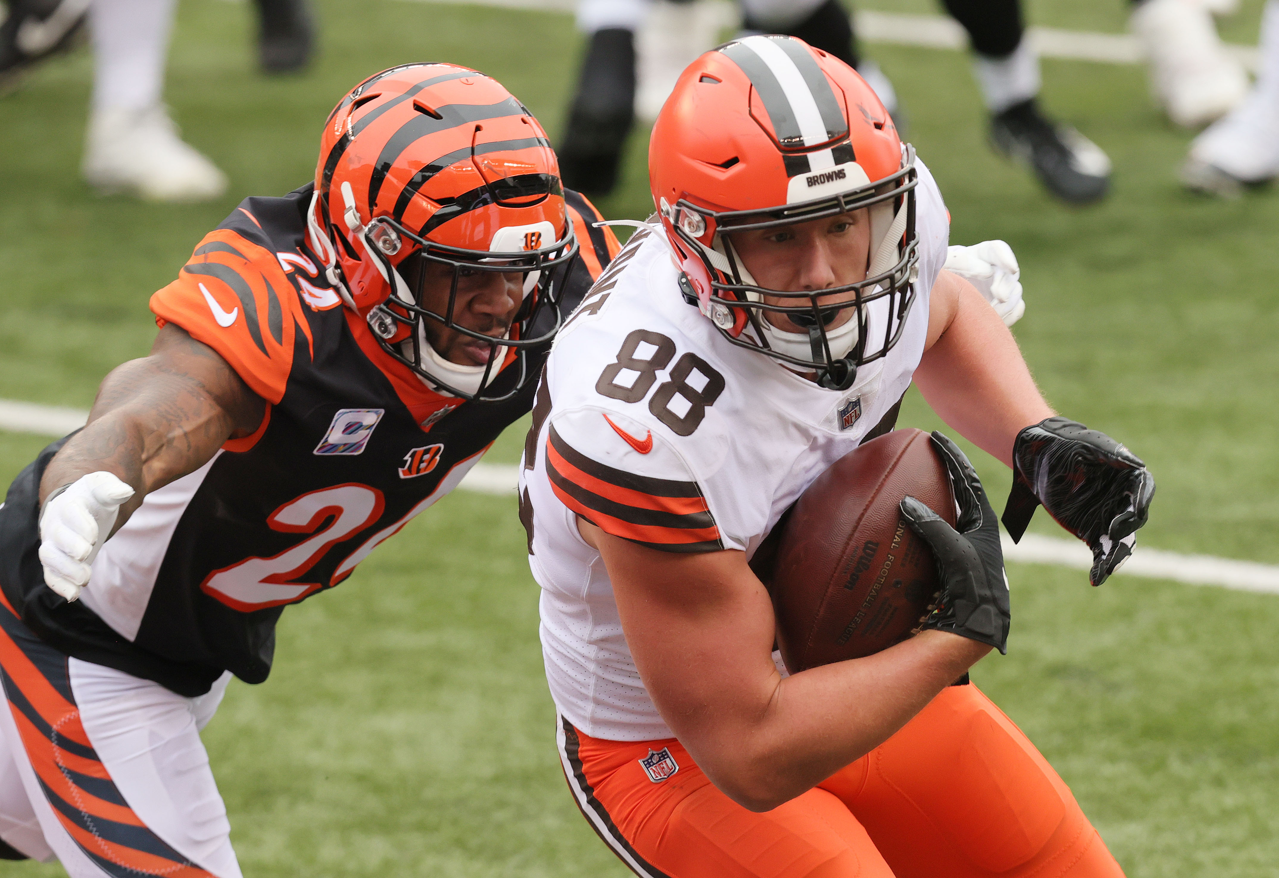 tight end Harrison Bryant of the Cleveland Browns catches the ball