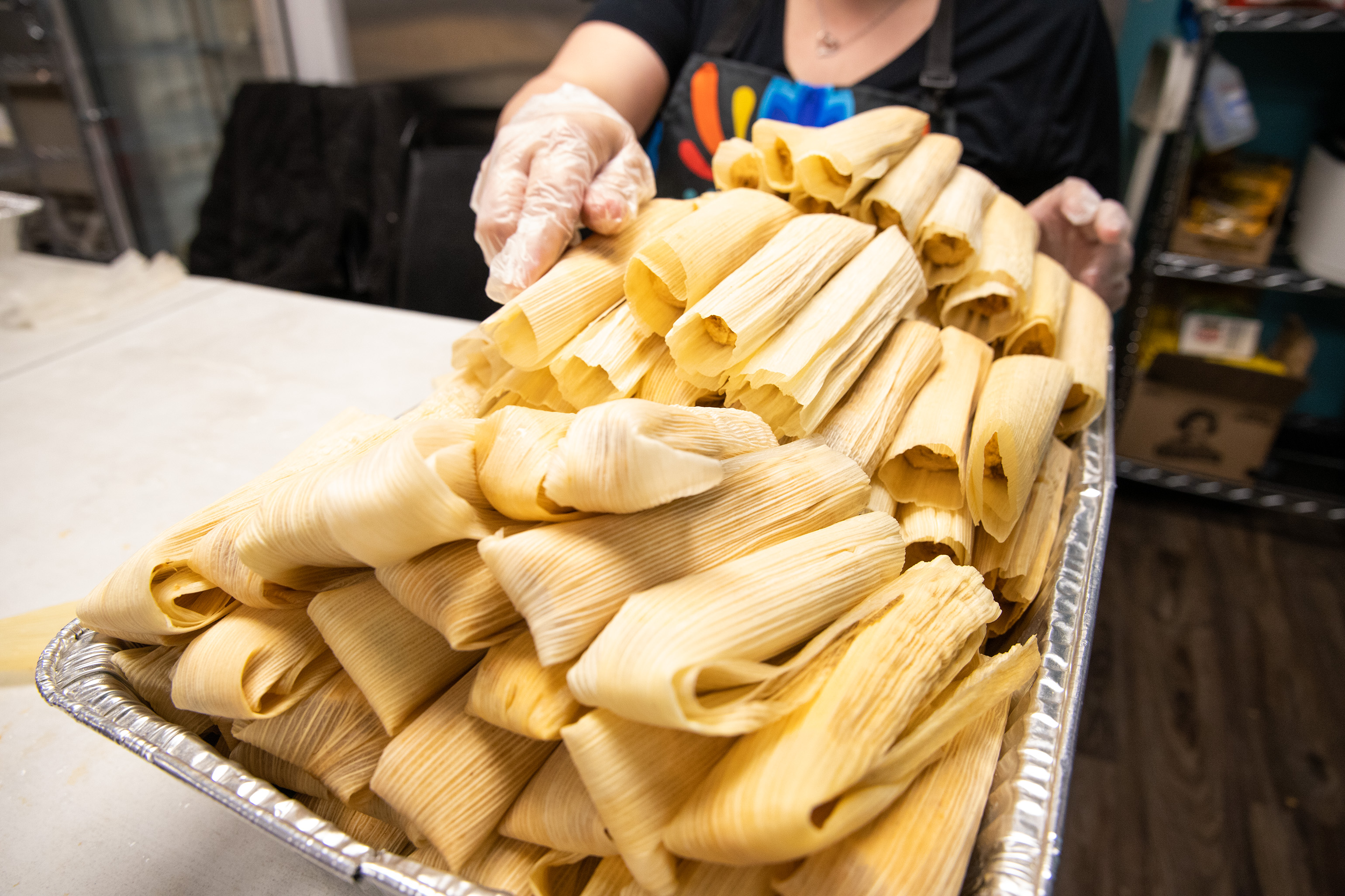 Se puede hacer tamales en papel aluminio