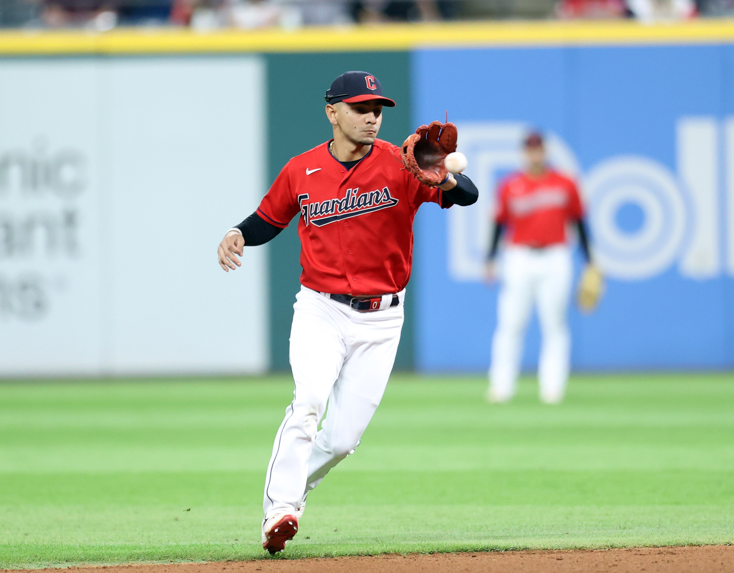 Rangers score 4 runs in the 8th to beat Guardians