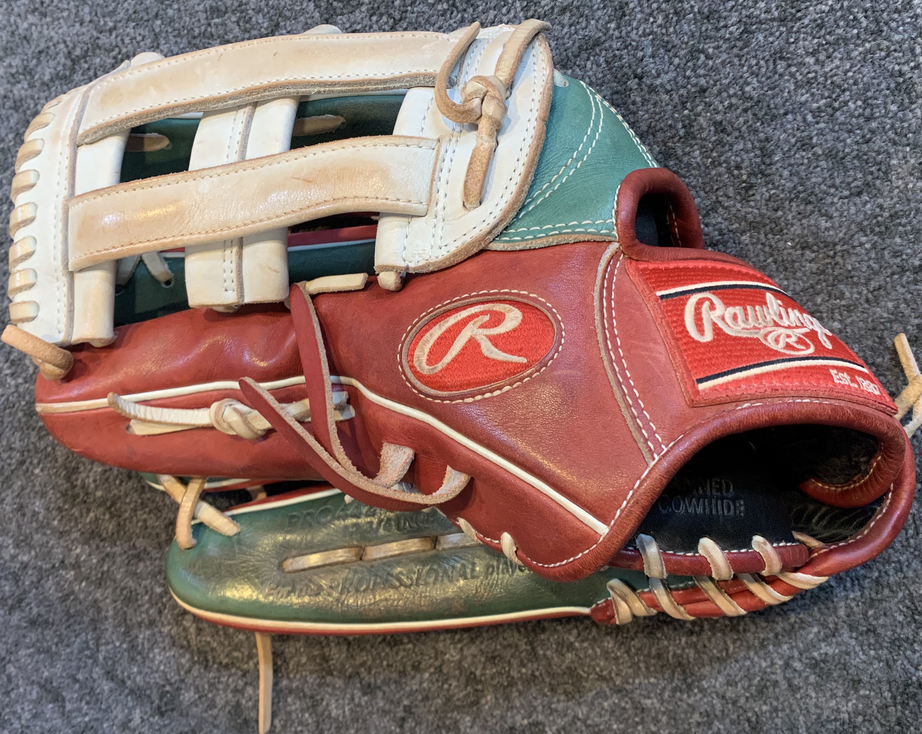 Boston Red Sox's Alex Verdugo using glove with Mexican flag colors