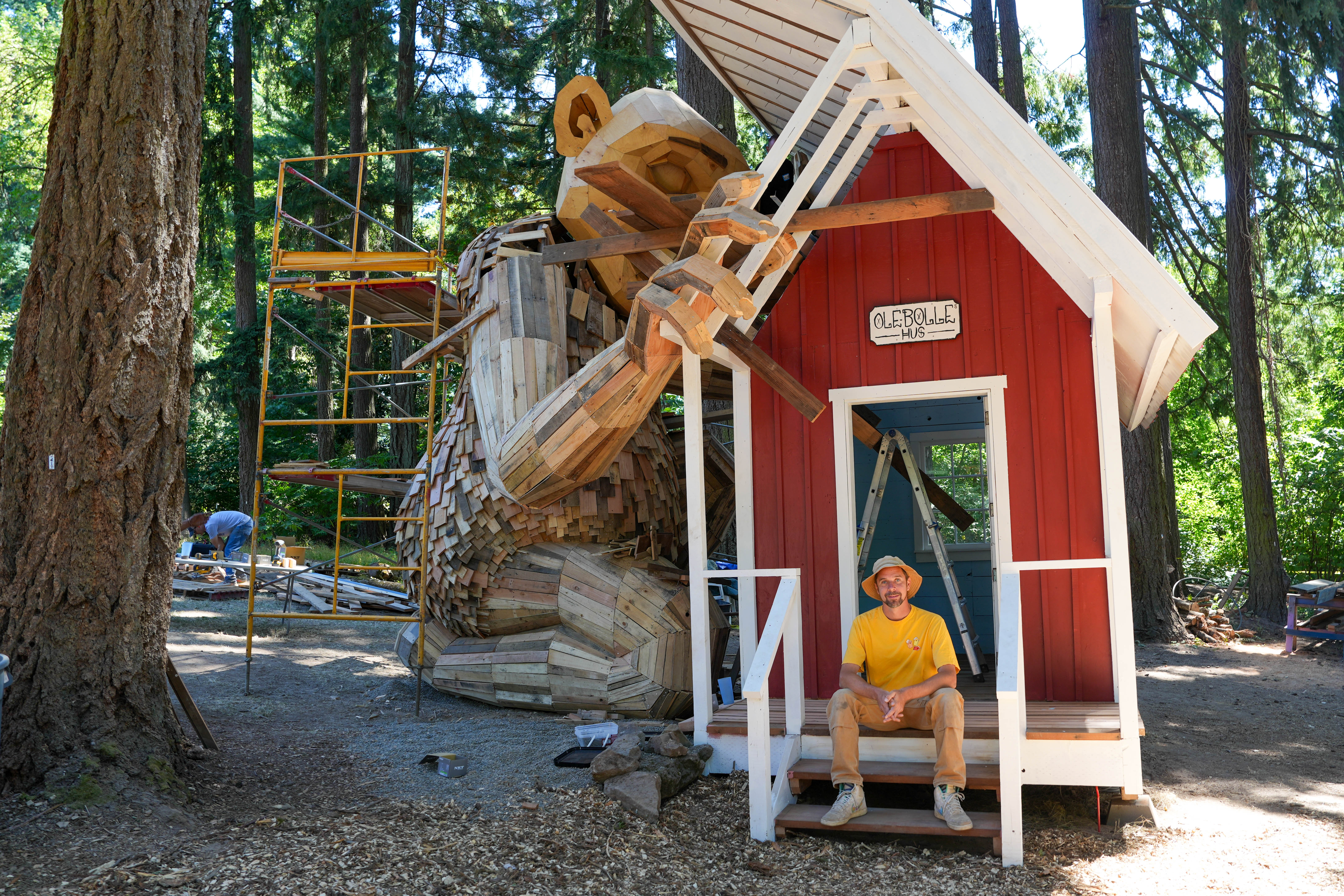 La gigantesca escultura de troll de Portland completa su construcción: así es como se ve