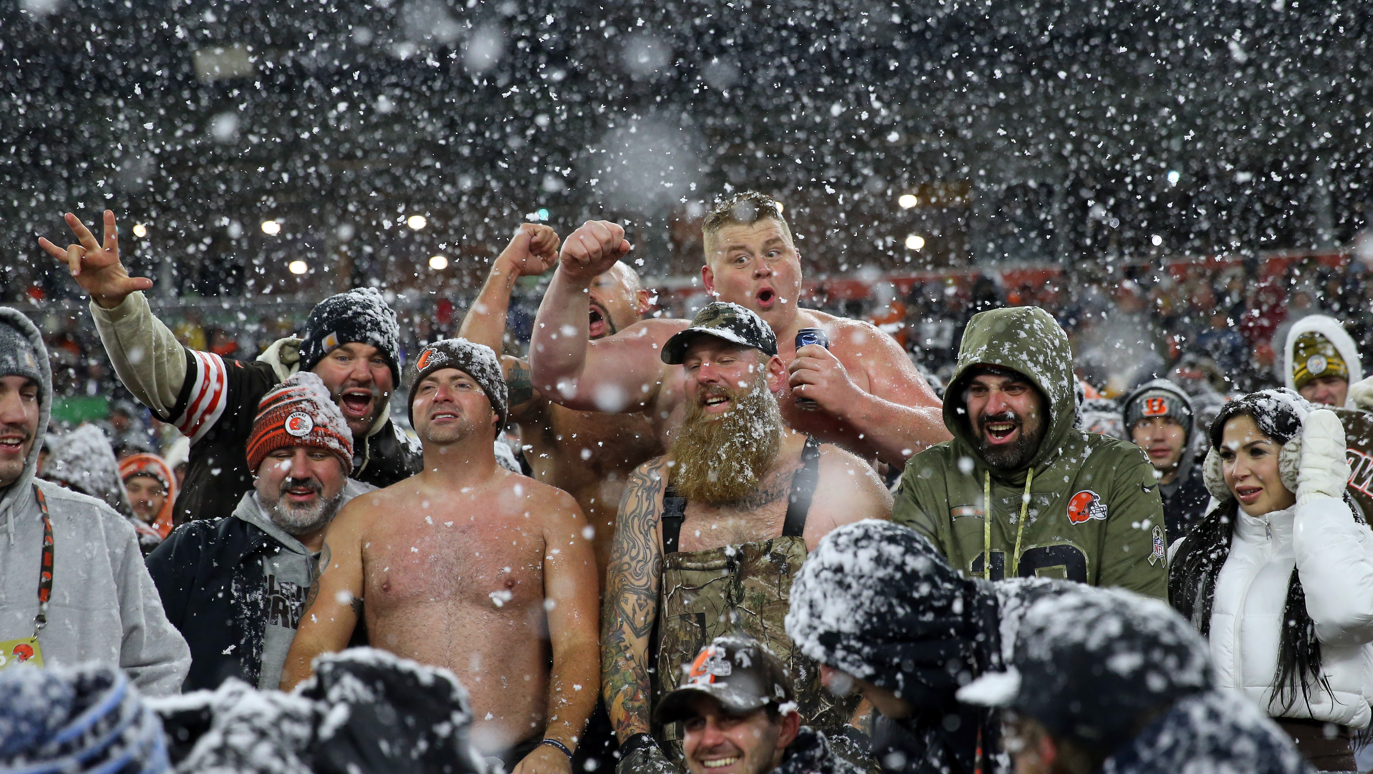 Blizzard conditions for the Browns and Steelers in a Thursday Night ...