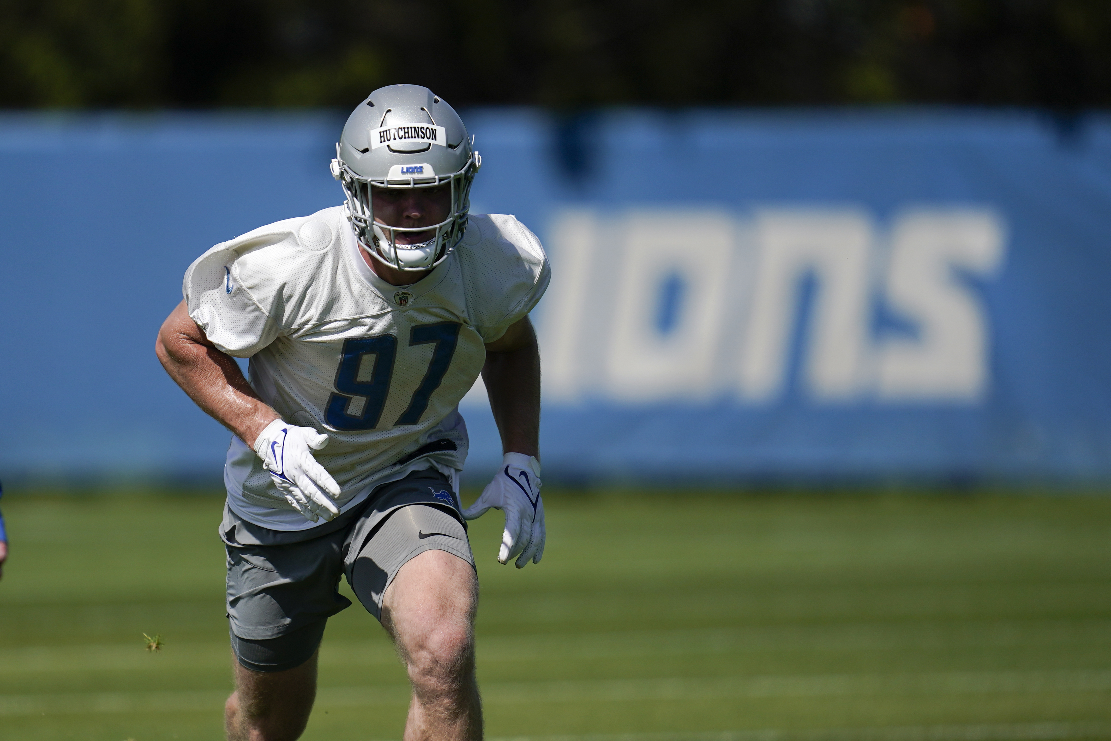 Aidan Hutchinson signs his rookie contract with the Lions