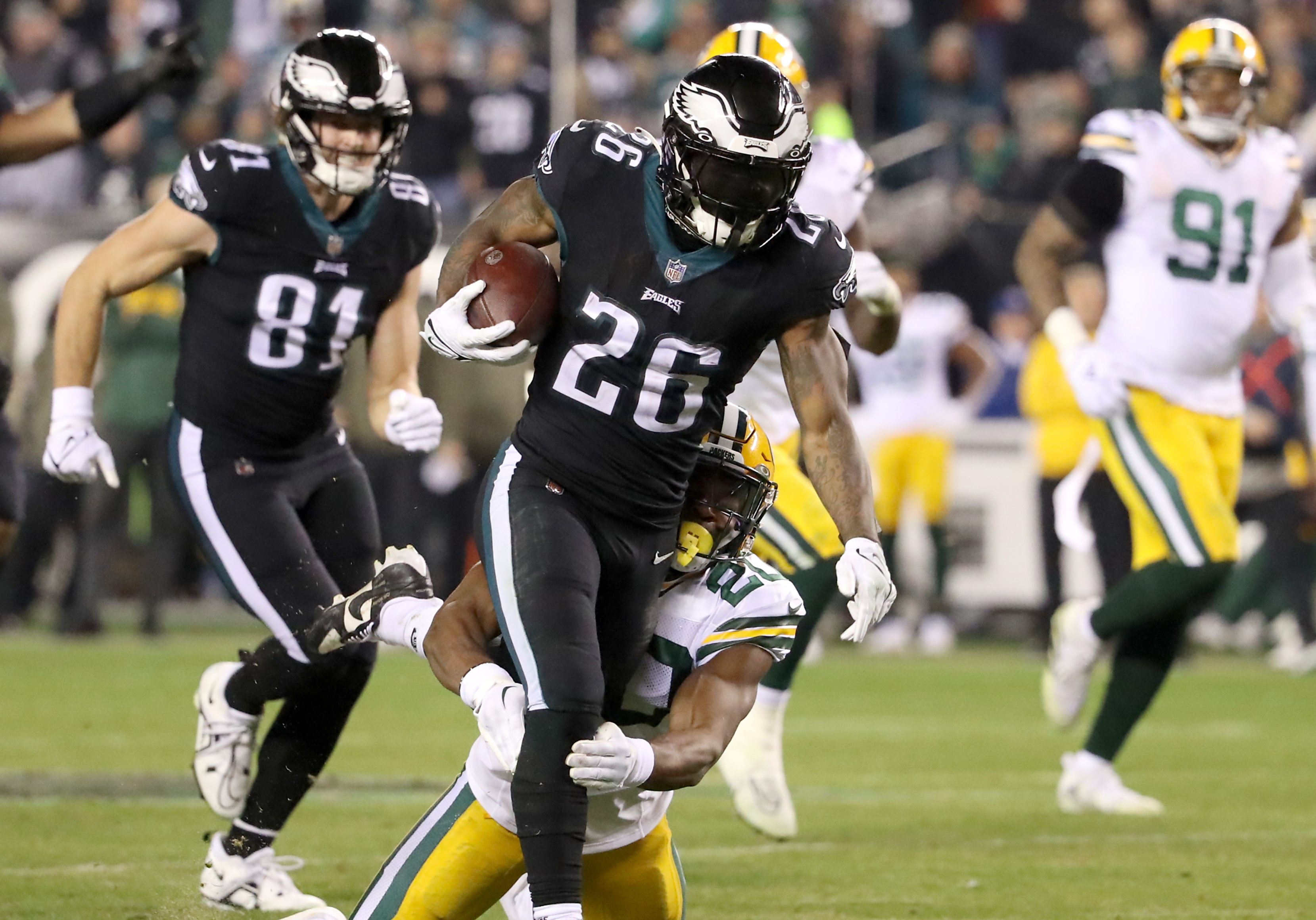 Packers give up 363 rushing yards, lose 40-33 to Eagles on SNF