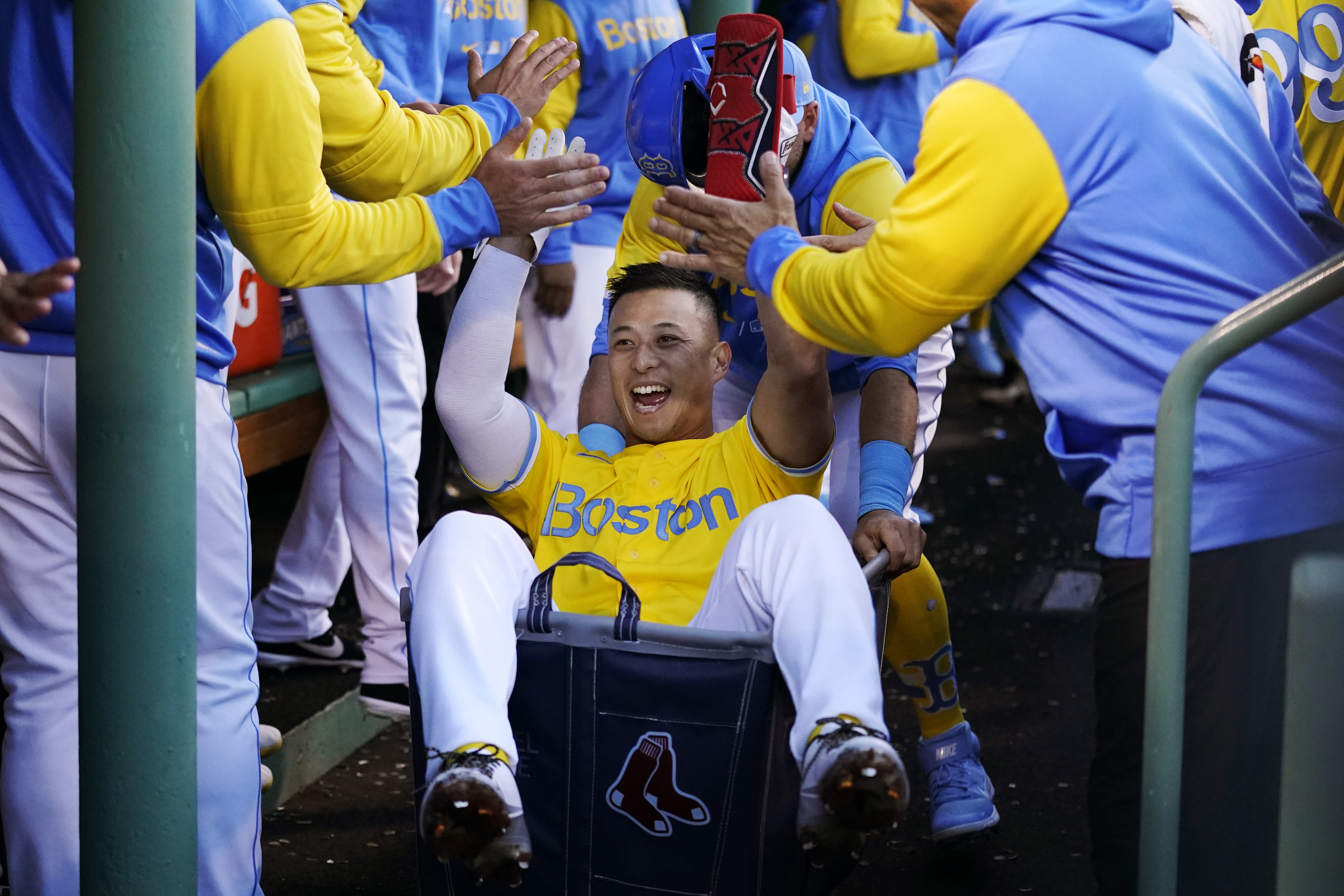 Red Sox sign outfielder Rob Refsnyder through 2024, with team