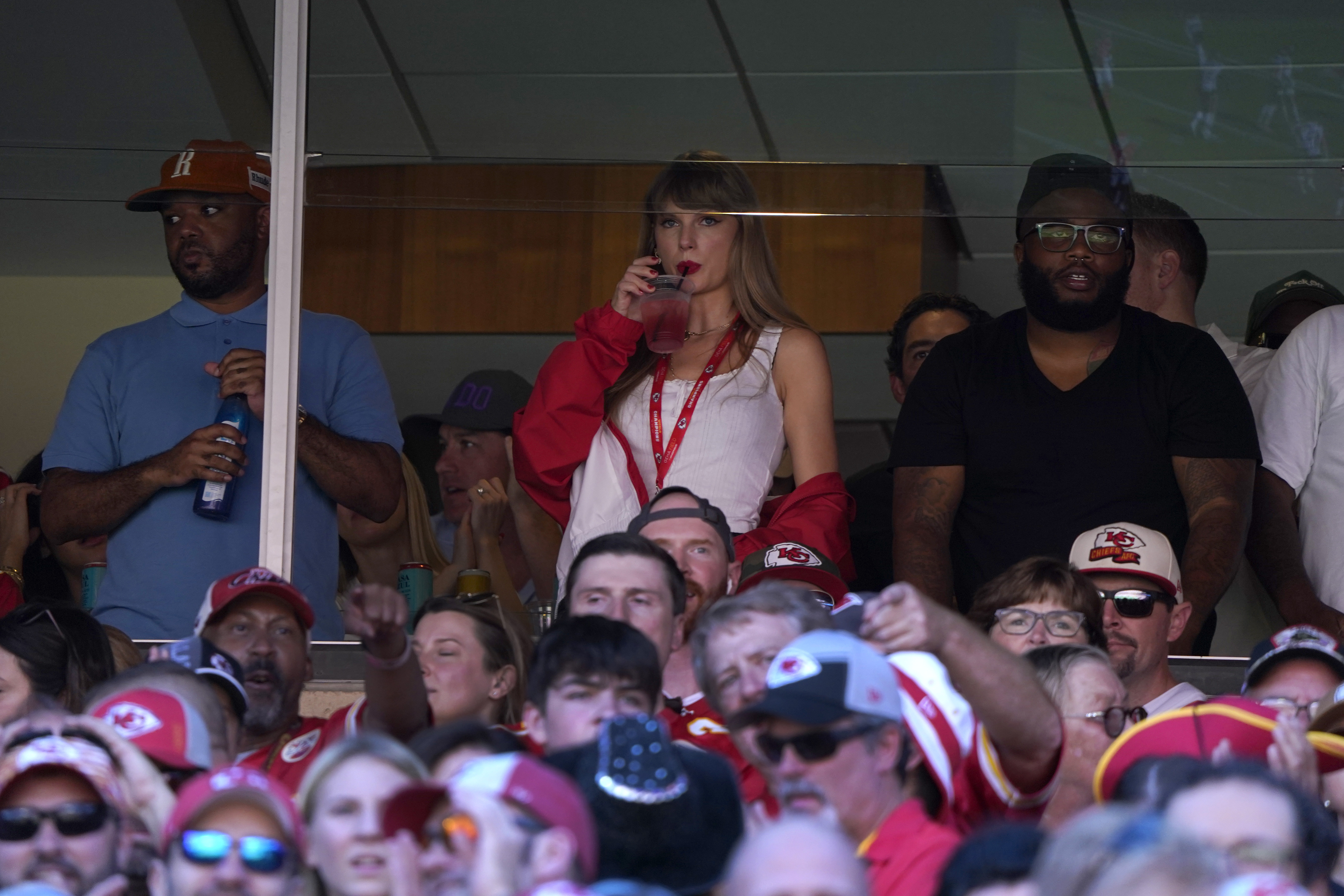 Taylor Swift cheers alongside Travis Kelce's mom at Chiefs game