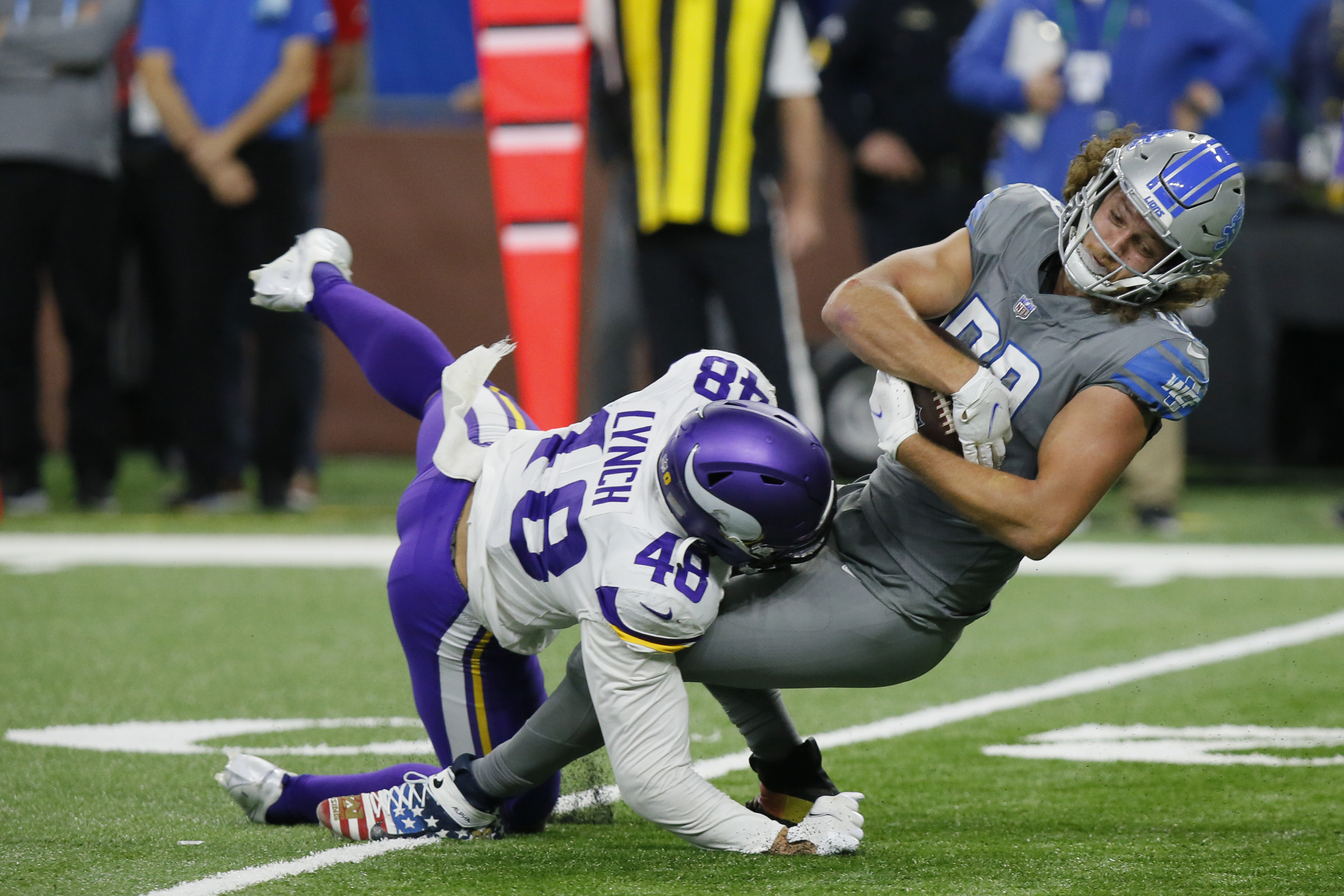 Shane Zylstra of the Minnesota Vikings avoids a tackle by Holton