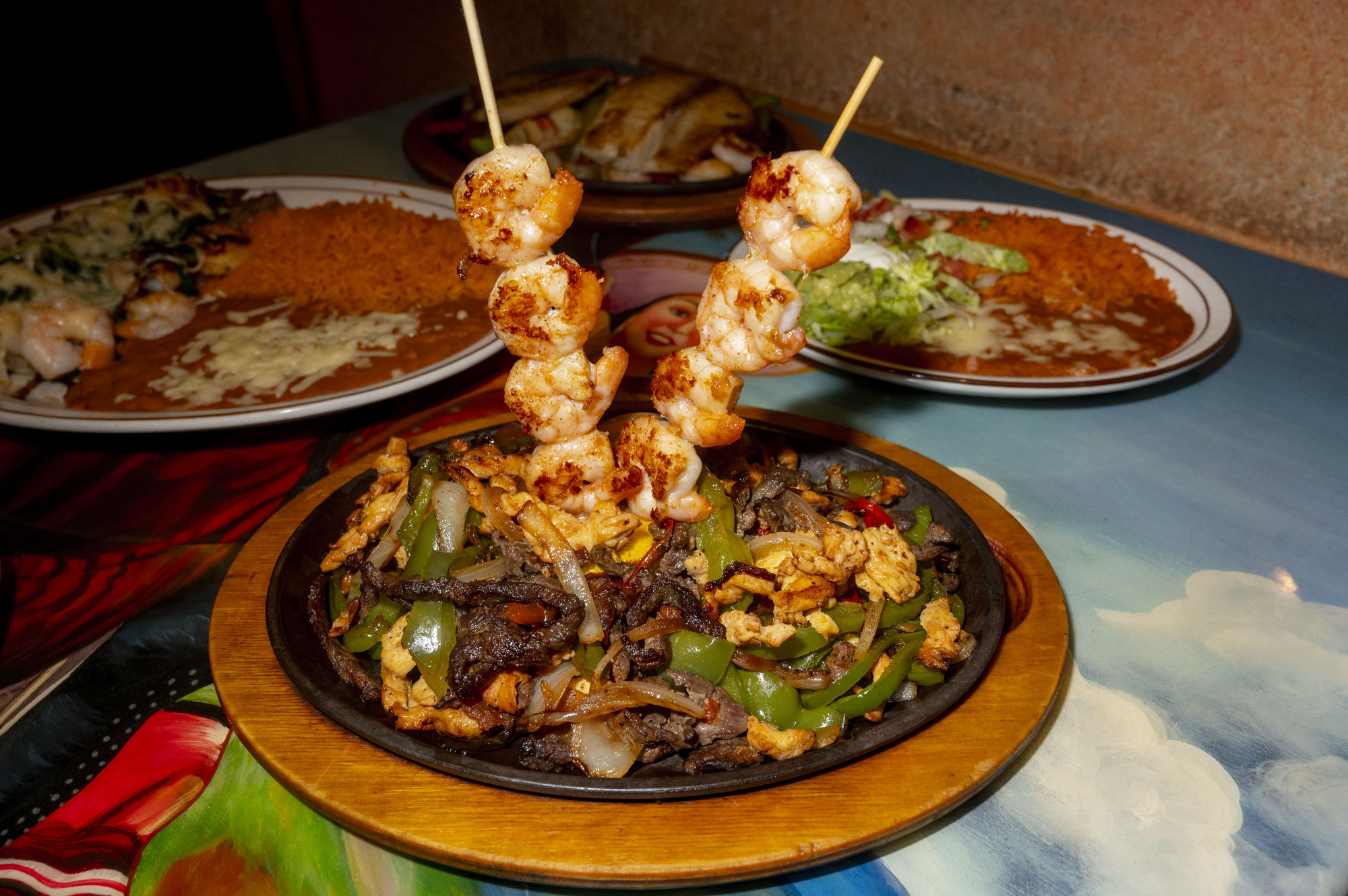 Mega Mercado Restaurant and supermarket - Molcajete CIELO, MAR 🌊 & TIERRA  🌎, Este mexicano platillo con res, pollo y camarones es perfecto para  festejar a lo grande y compartir en familia.