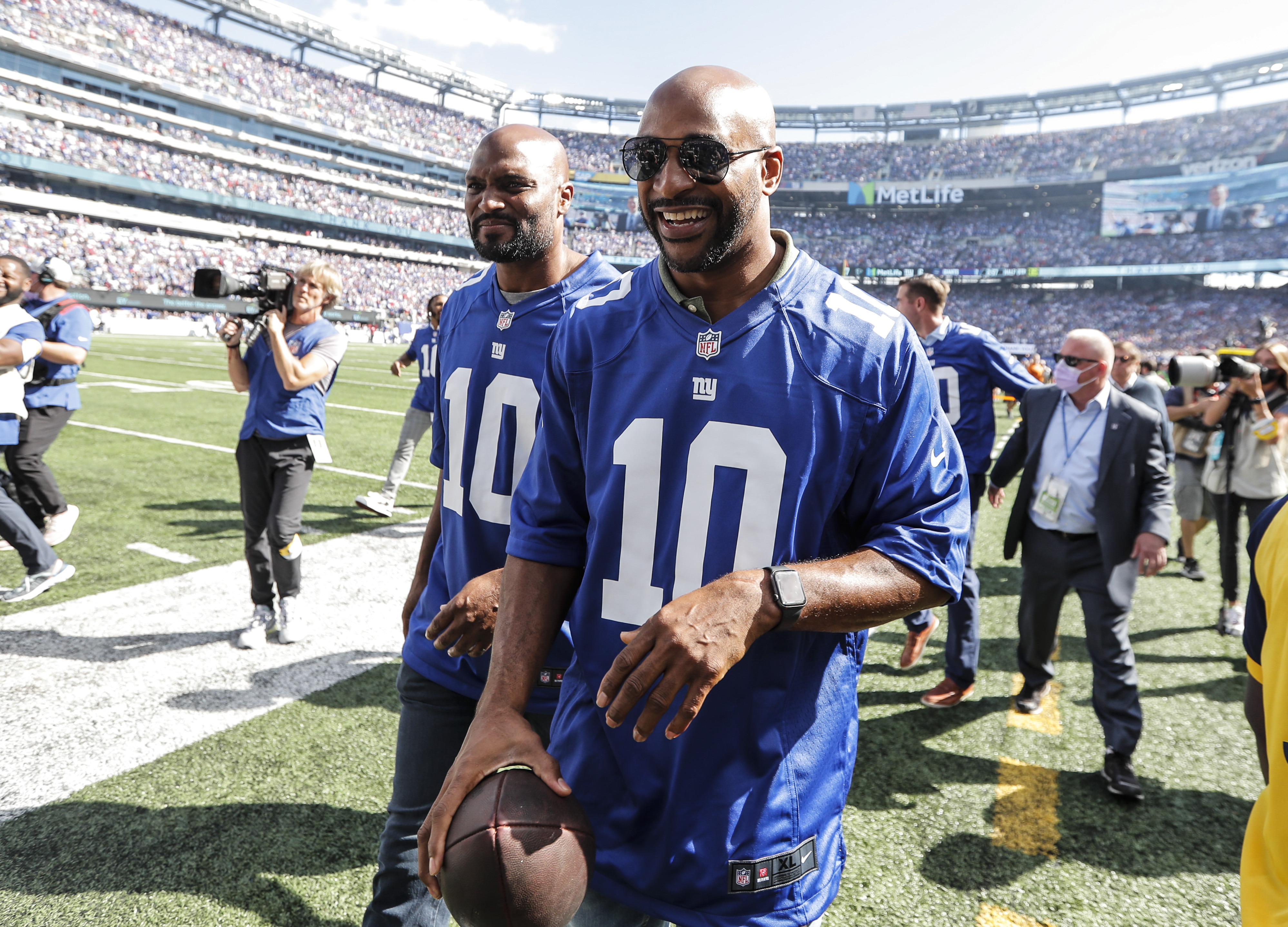 Giants retire Eli Manning's No. 10 jersey during halftime Ring of