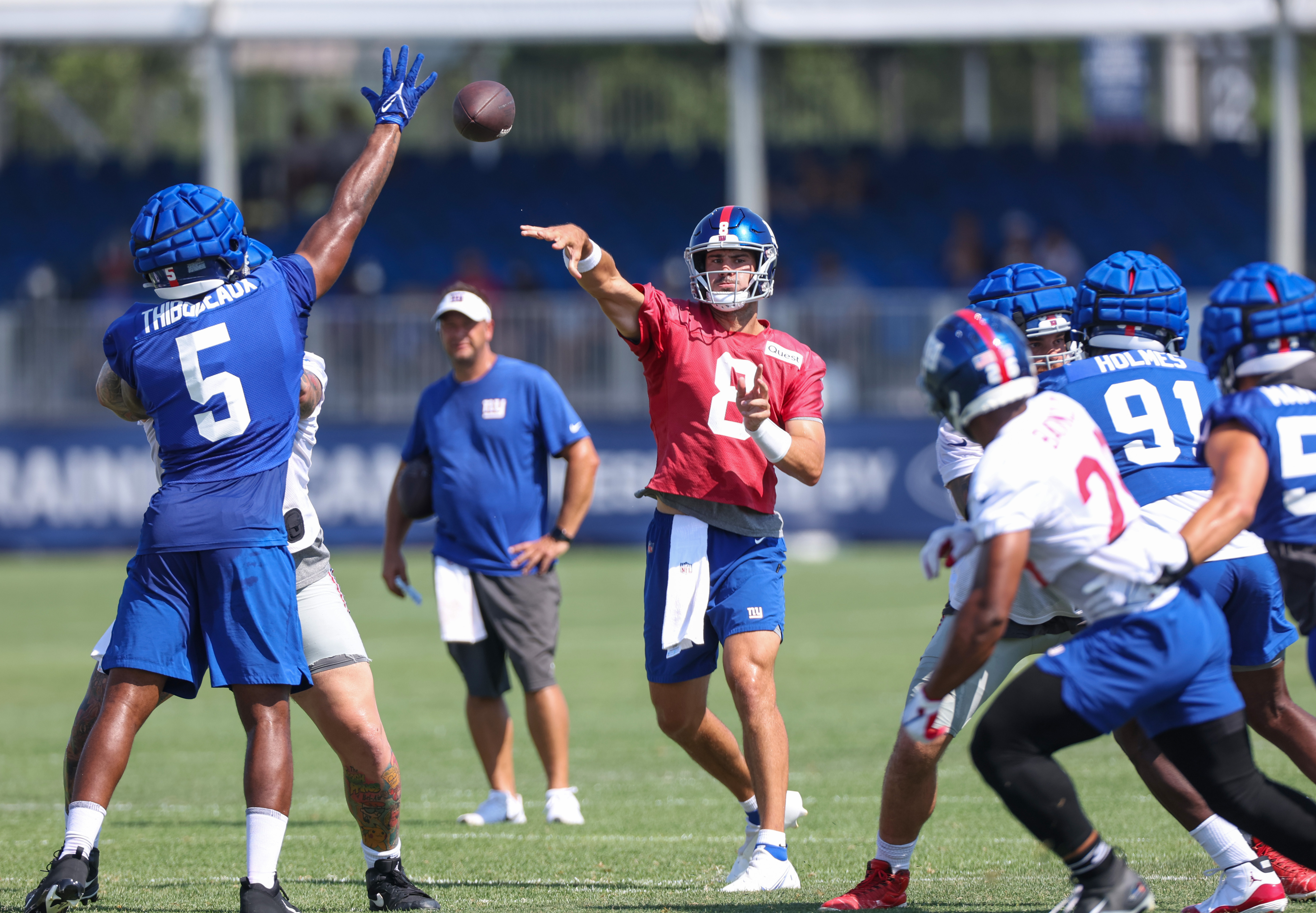 New York Giants inside linebacker Blake Martinez, left, intercepts