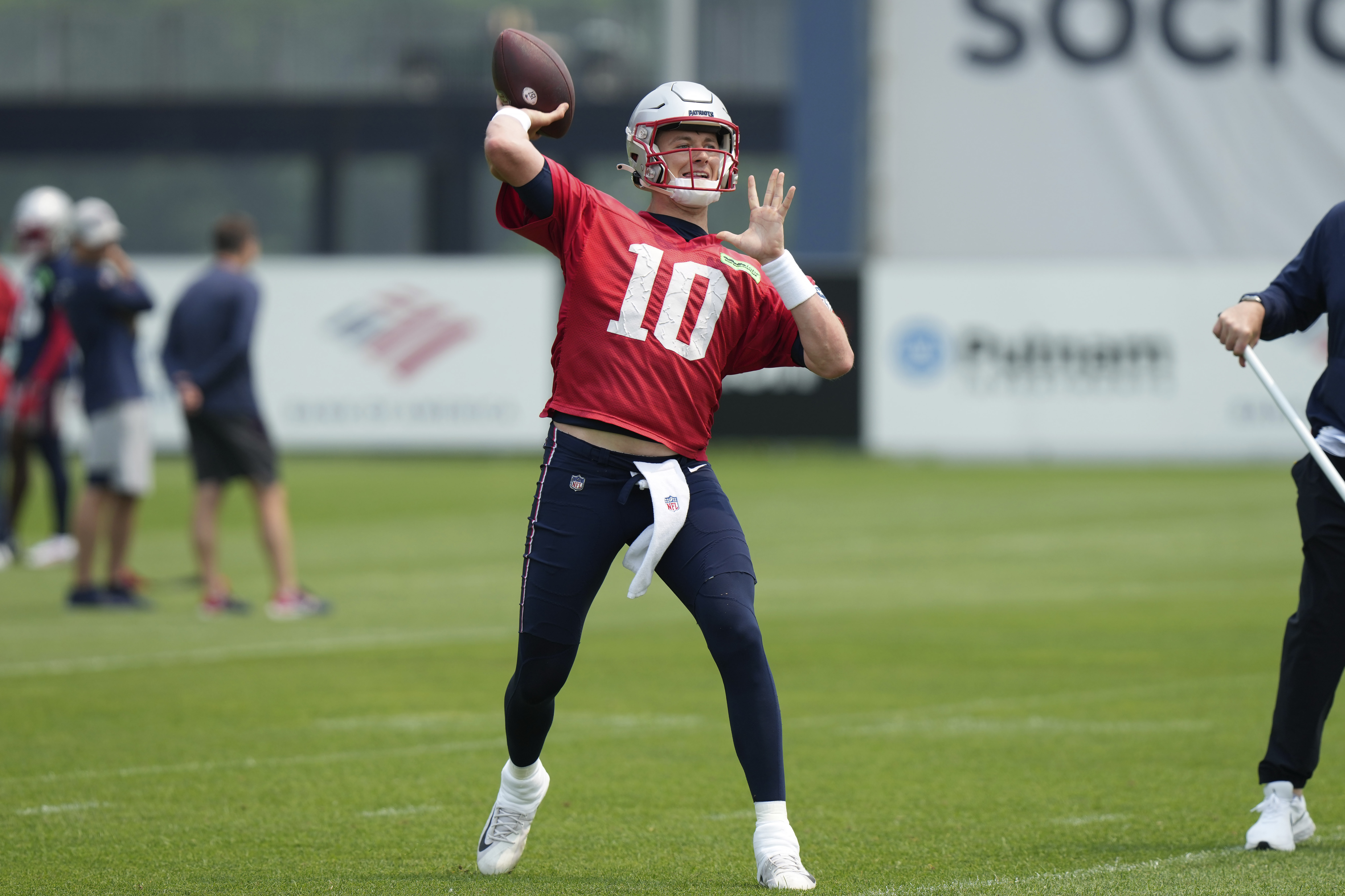 Mac Jones out-duels Bailey Zappe in red-hot start to Patriots minicamp 