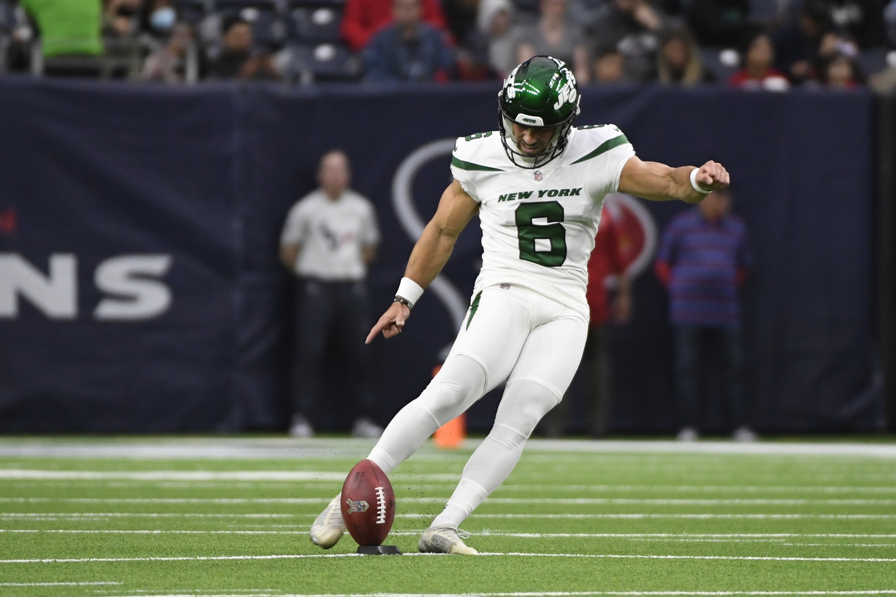 Jets kicker Ammendola has stunning debut as punter in pinch