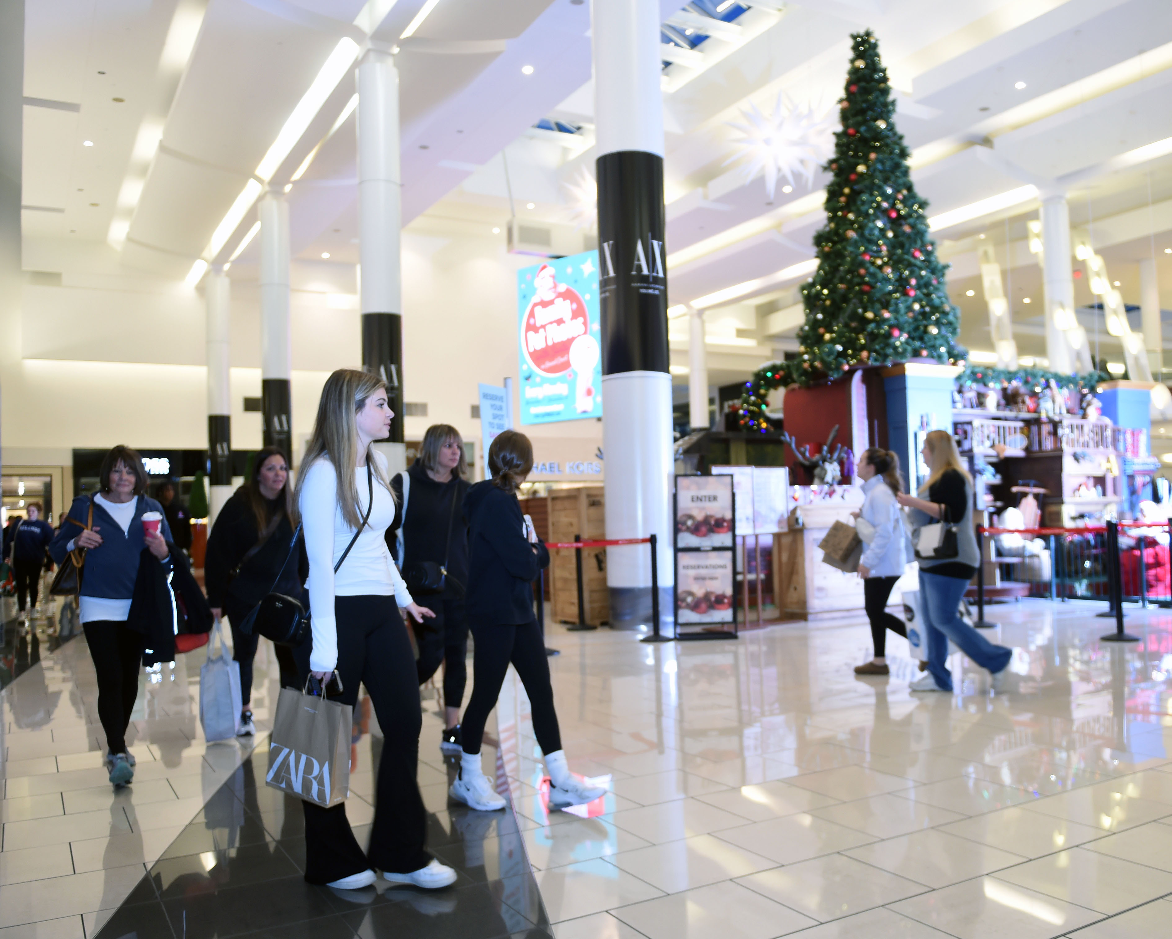 North Jersey malls try to make holiday shopping less stressful - NJBIZ
