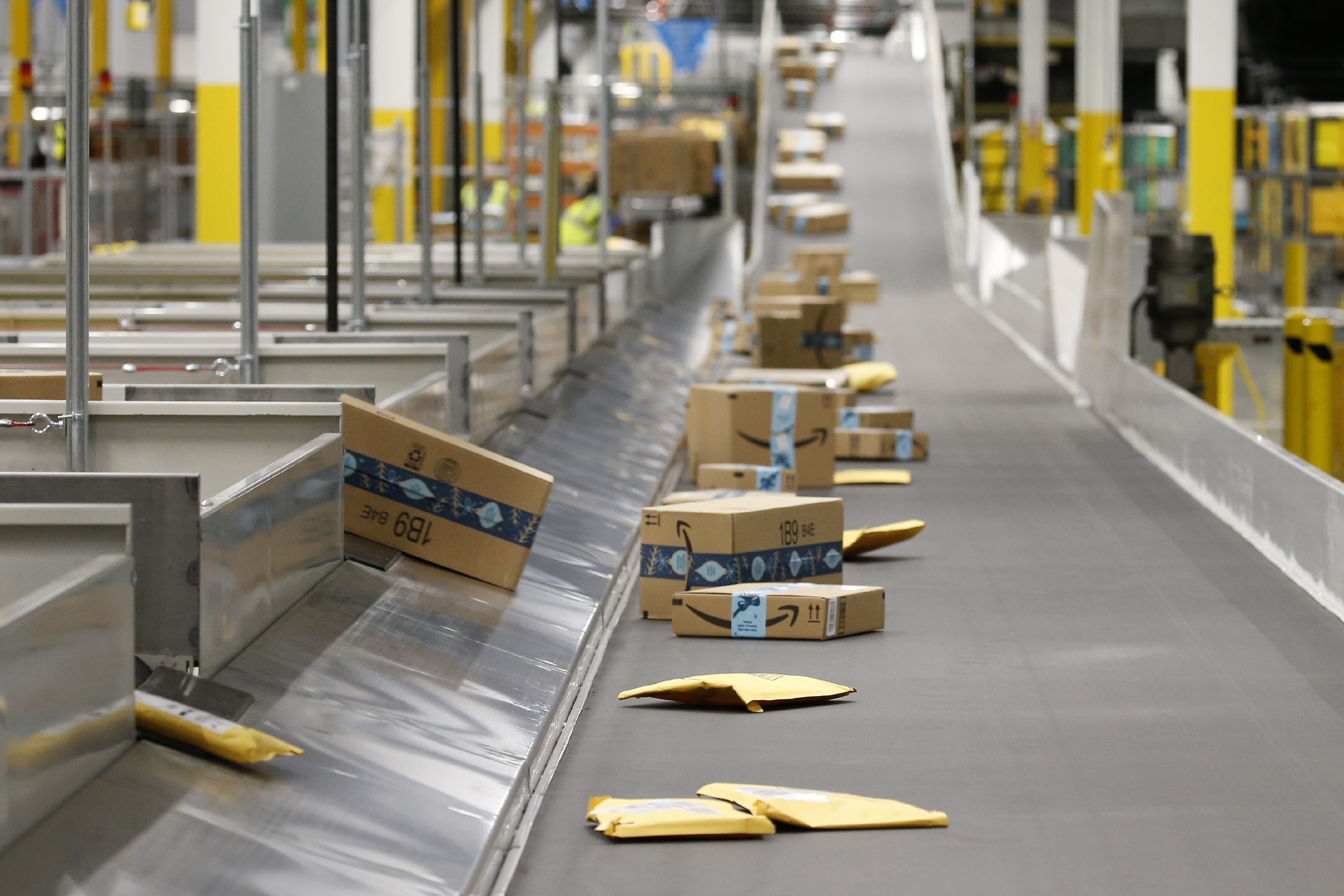 Does Amazon Give Bonuses In 2022? (How Often, How Much + More)