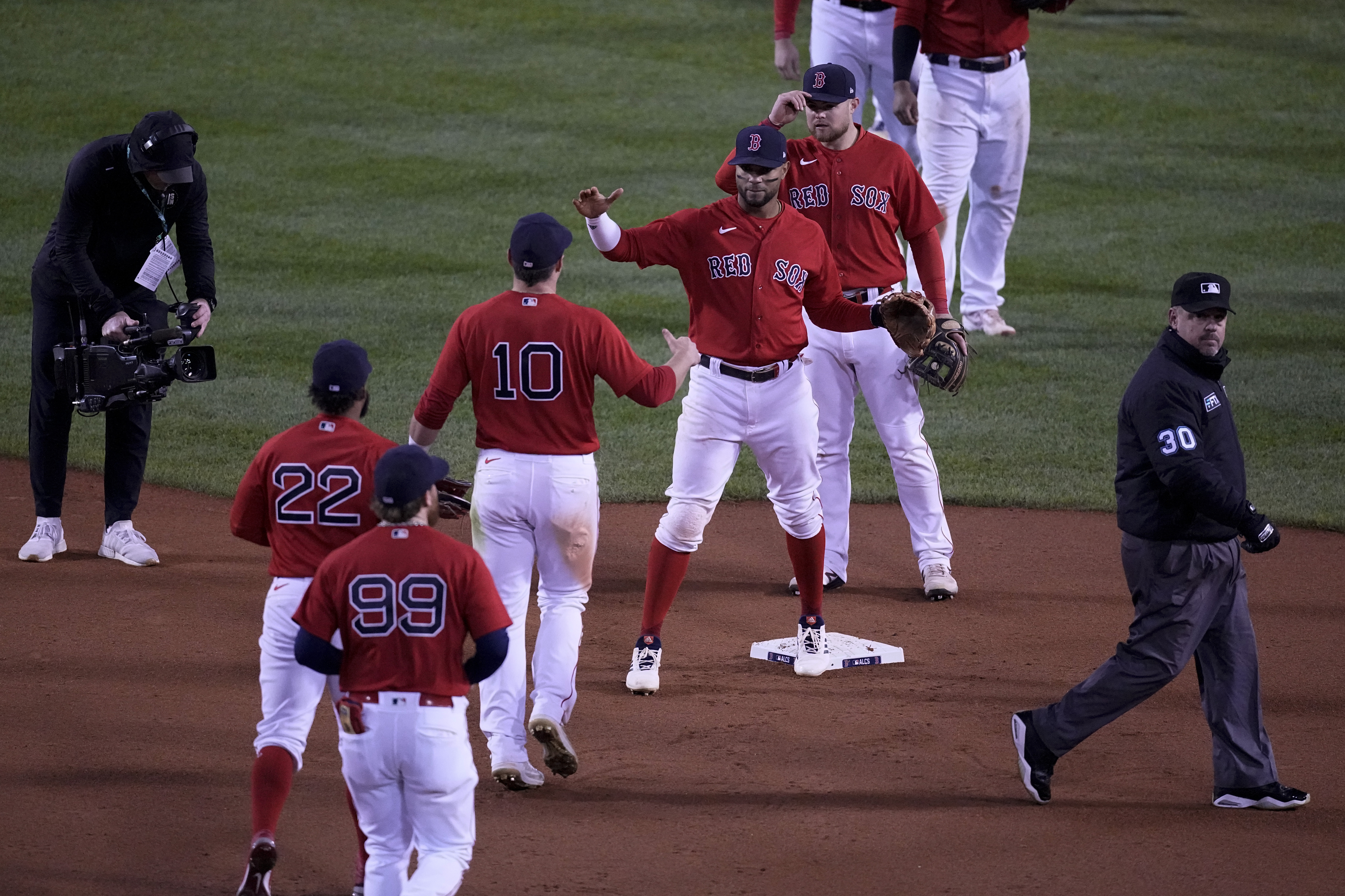 Schwarber, Red Sox slam Astros 12-3, lead ALCS 2-1