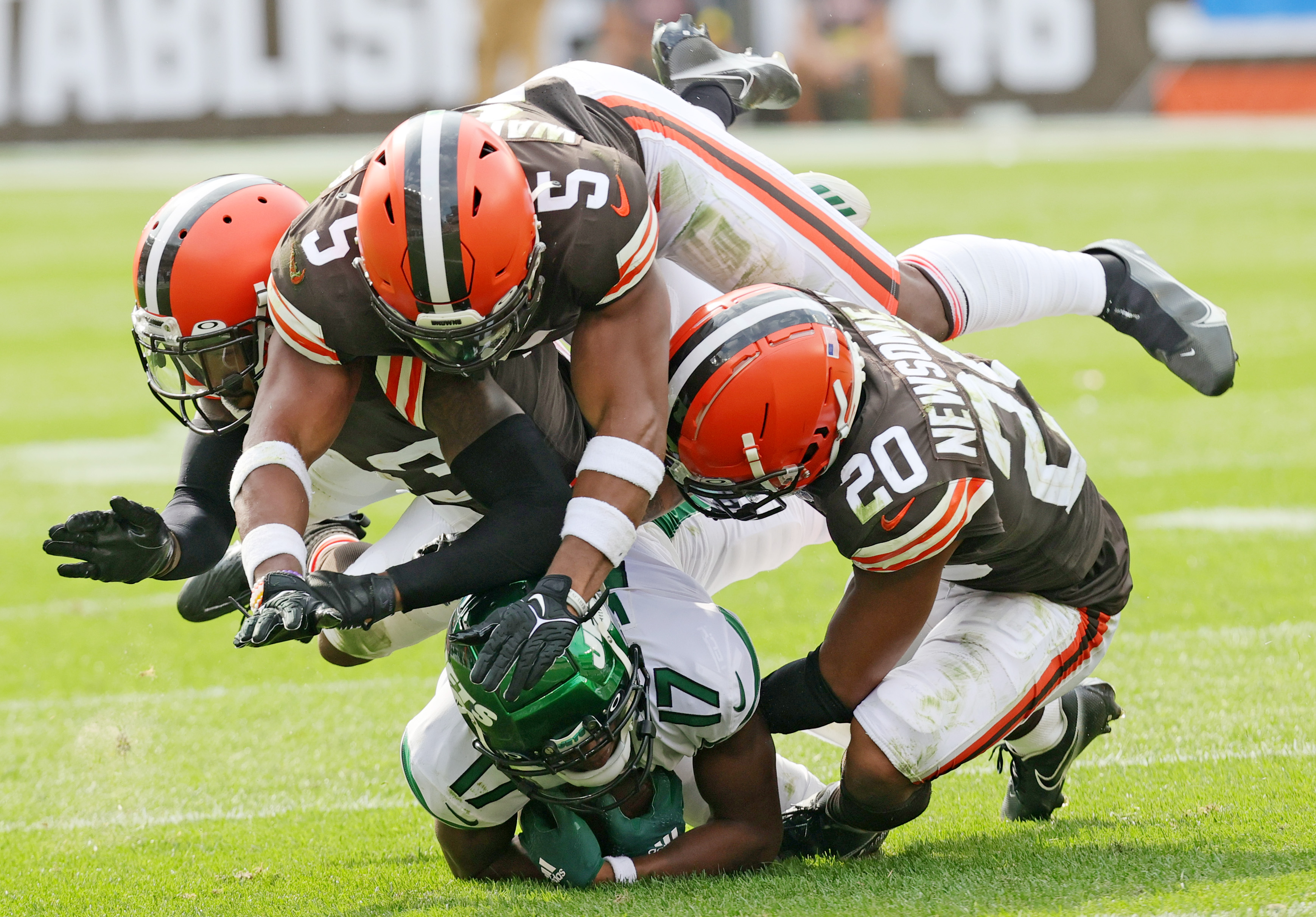 Cleveland Browns re-sign Ronnie Harrison despite disappointing 2021