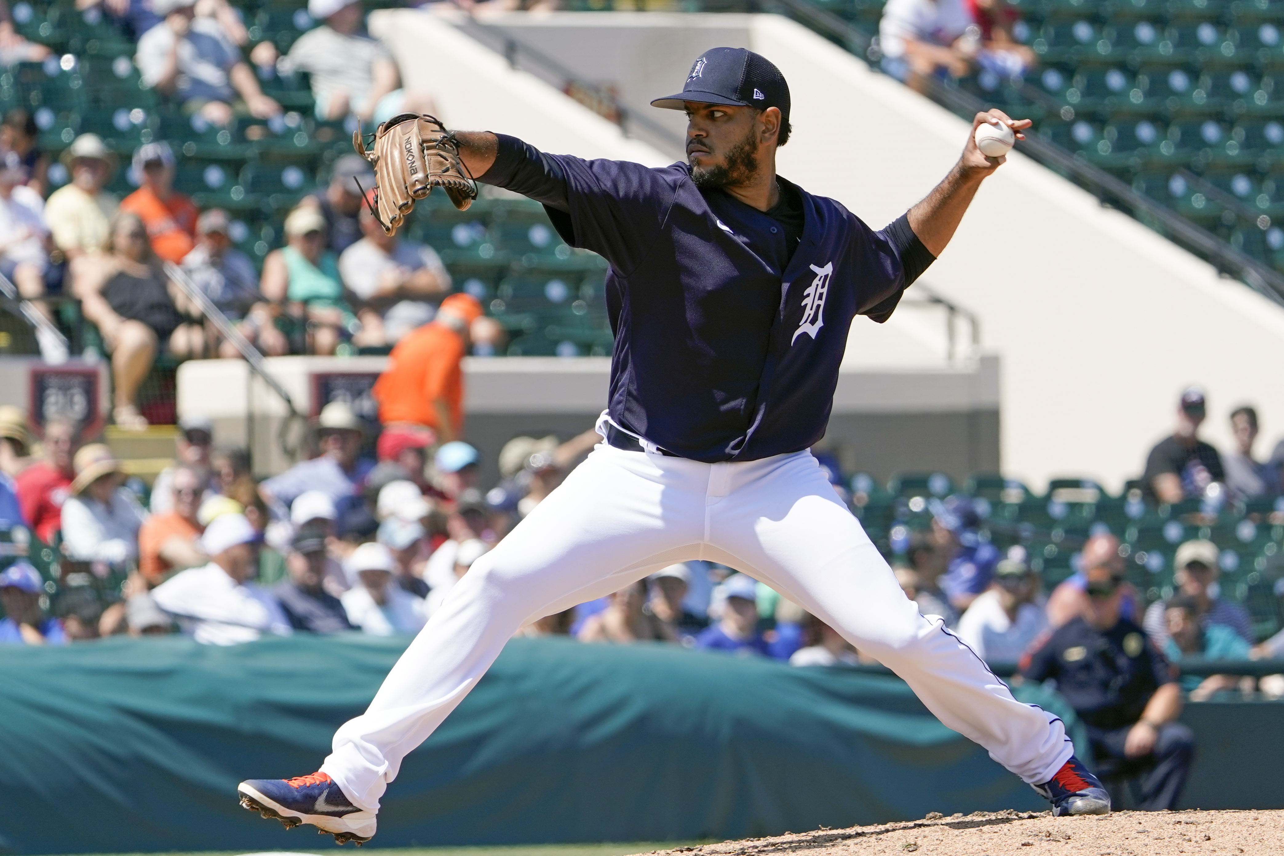 Tigers bring back hard-throwing reliever on minor-league deal 
