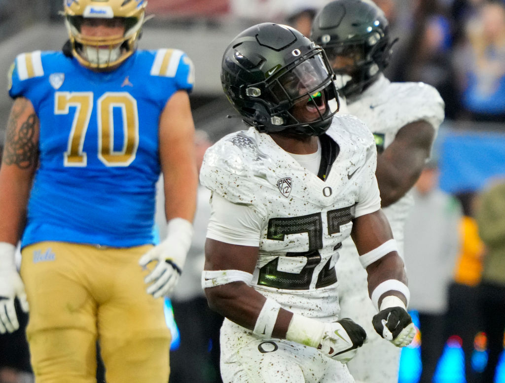 Kayvon Thibodeaux has career-high 9 tackles, 4.5 for loss for No. 10 Oregon  Ducks in 34-31 win at UCLA 