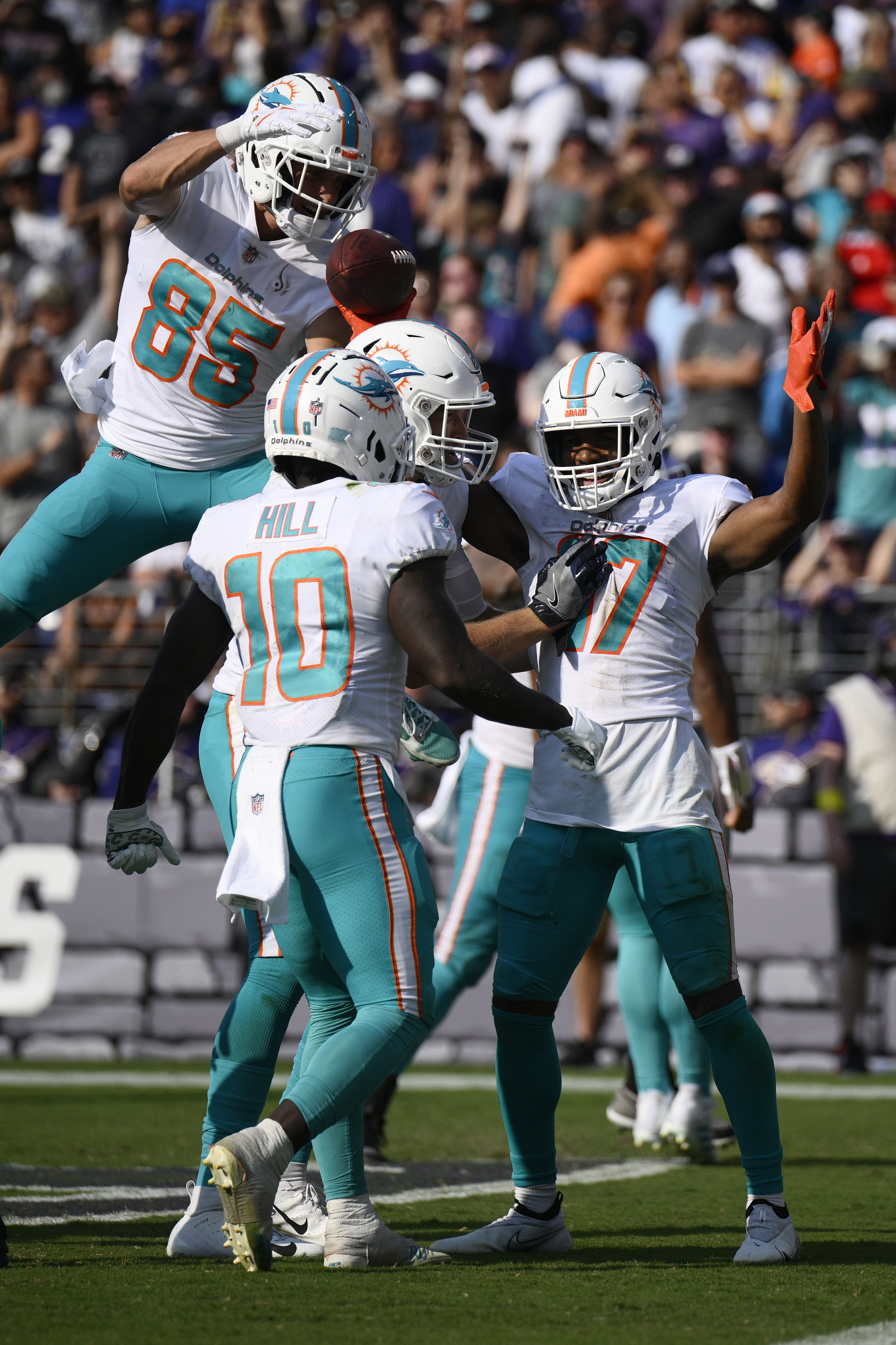 Tagovailoa throws 6 TD passes as Dolphins rally from 21 down to