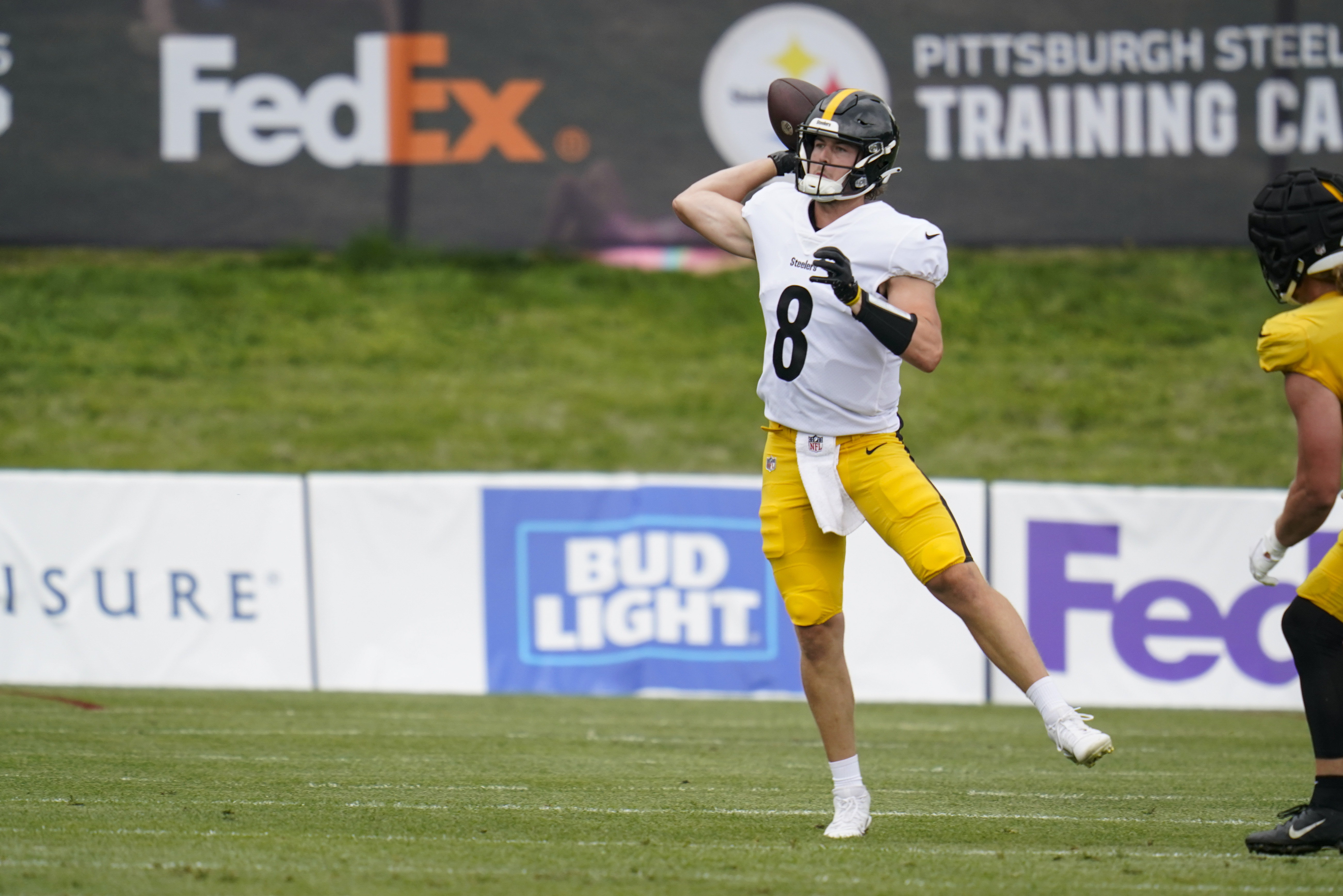 N.J.'s Kenny Pickett, new Steelers QB, takes out full-page ad 