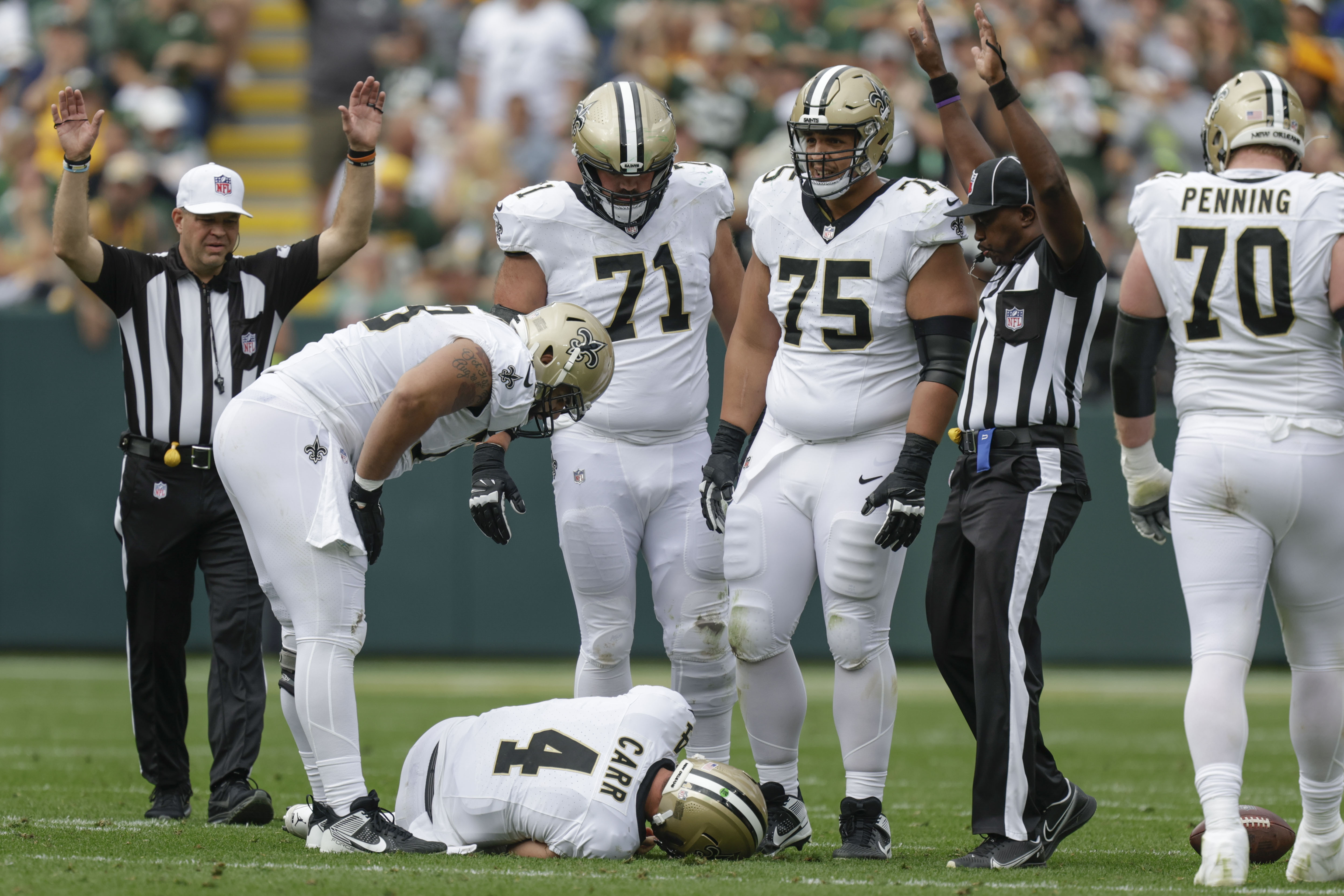 Saints' Derek Carr getting evaluated for shoulder injury after loss to  Packers