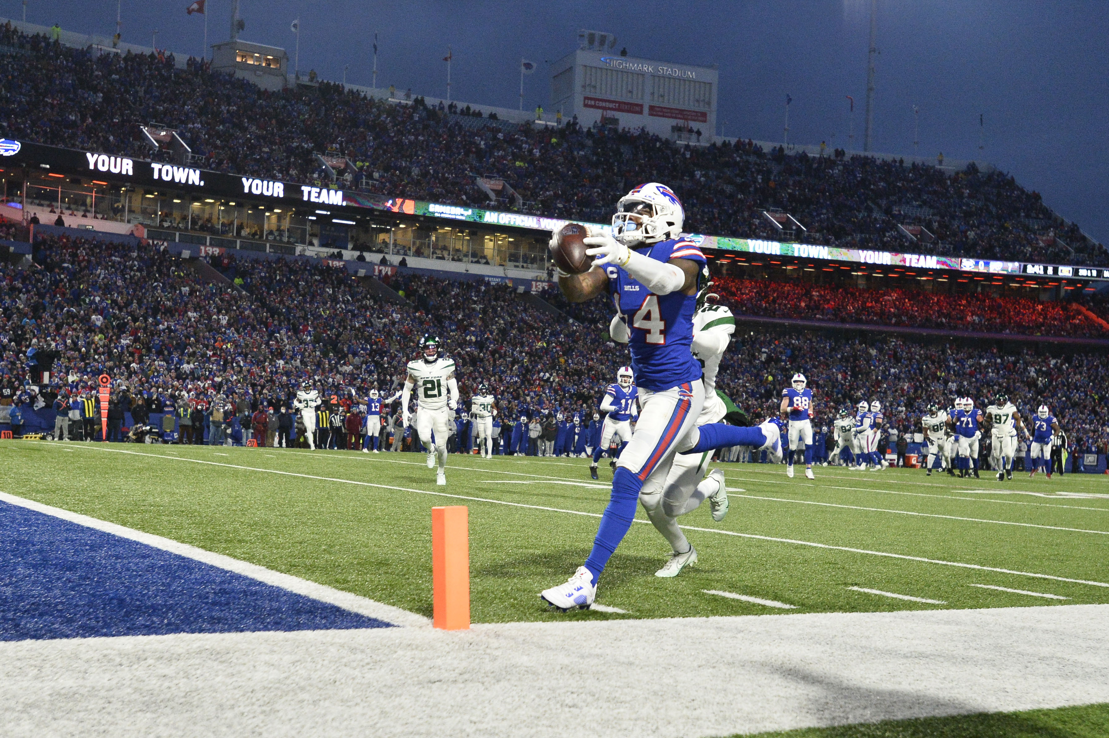 Stefon Diggs, Buffalo Bills agree on 6-year deal to keep WR in Buffalo  until he retires (report) 