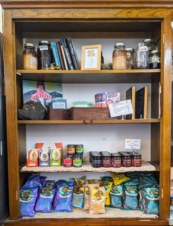 Larder deli, Hingetown