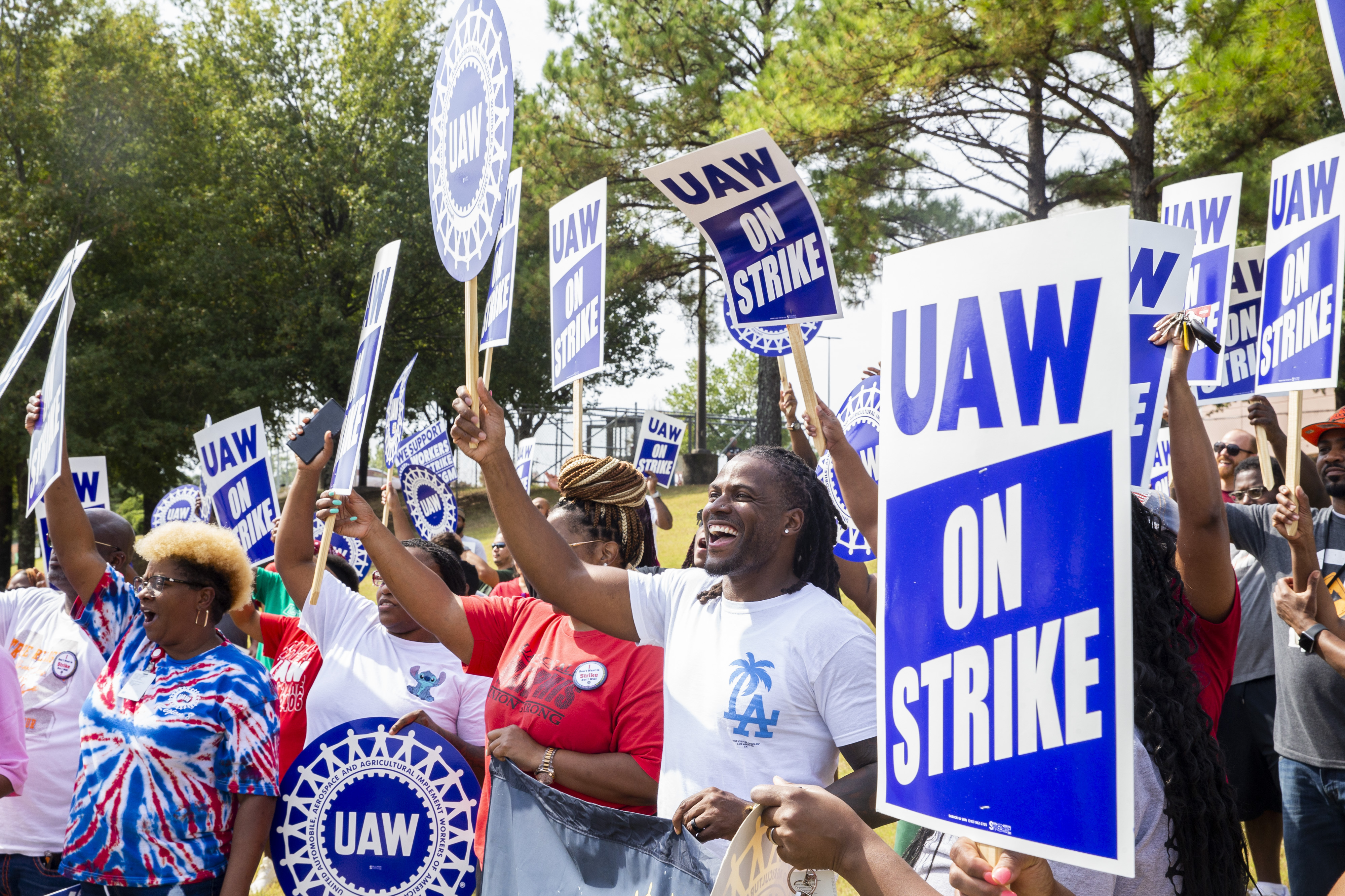 GM to include battery factory workers in UAW contract, strike expansion  pauses - Hindustan Times