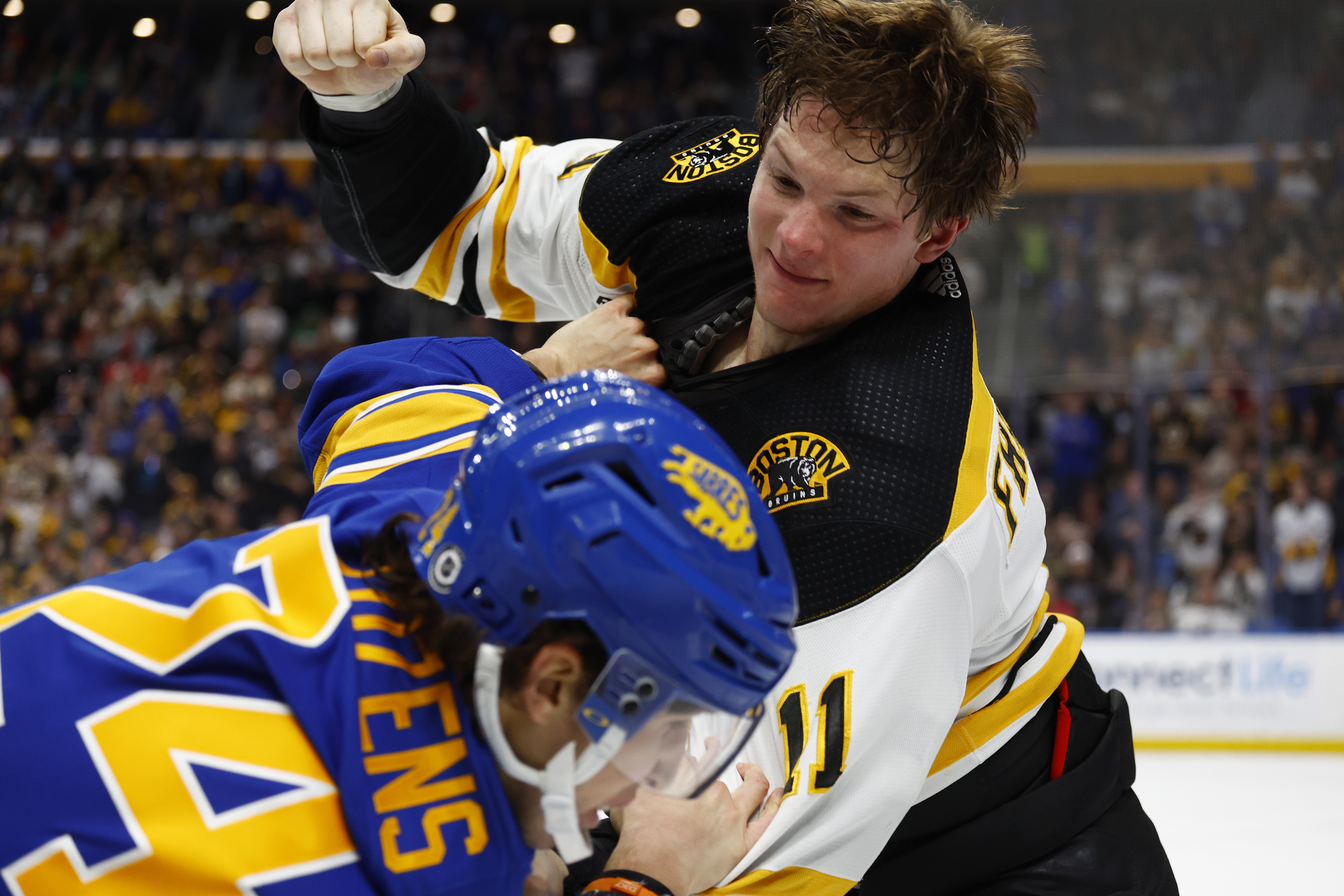 Hinostroza leads Sabres past Maple Leafs in outdoor game