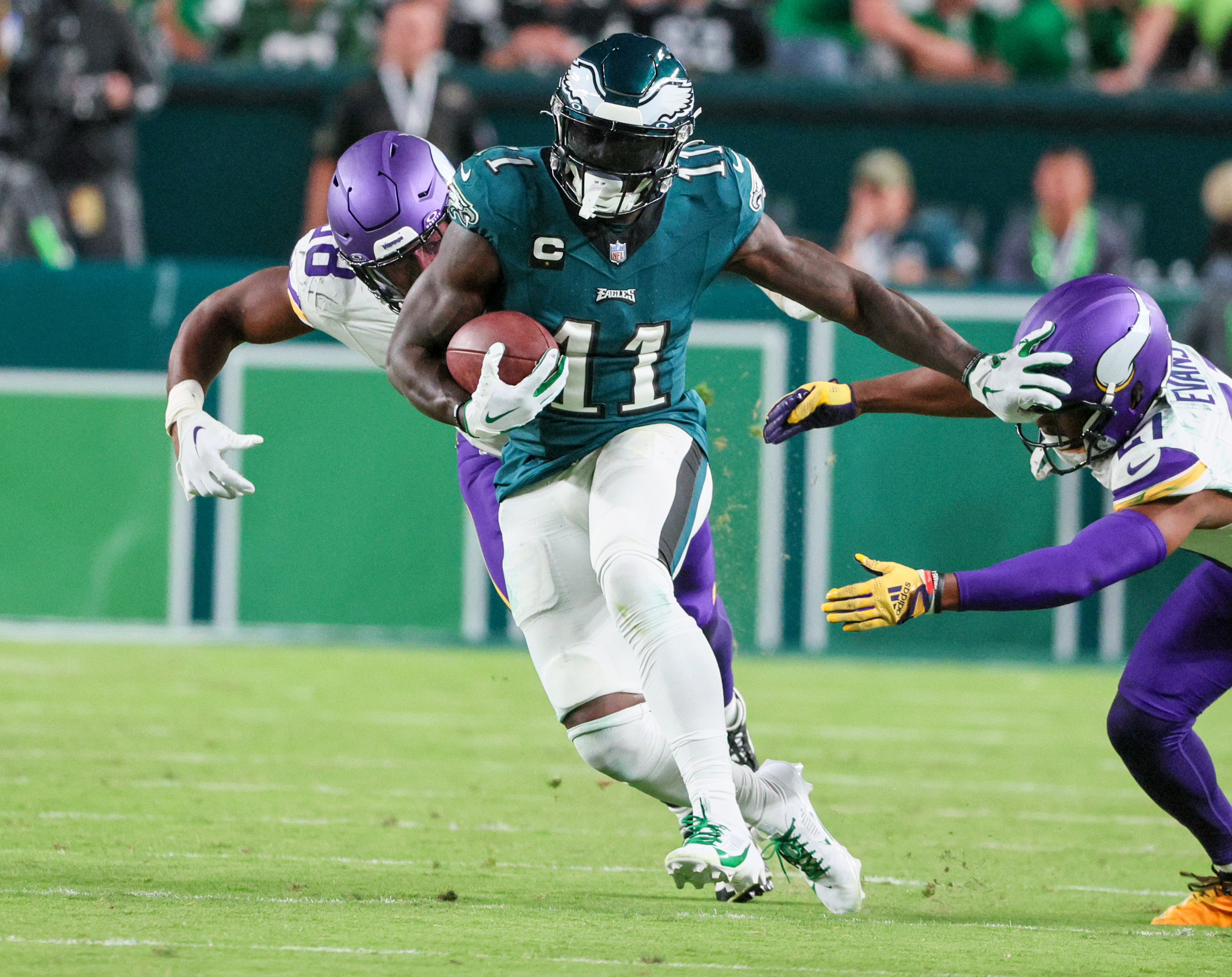 NFL: Philadelphia Eagles hold on to beat Minnesota Vikings 34-28