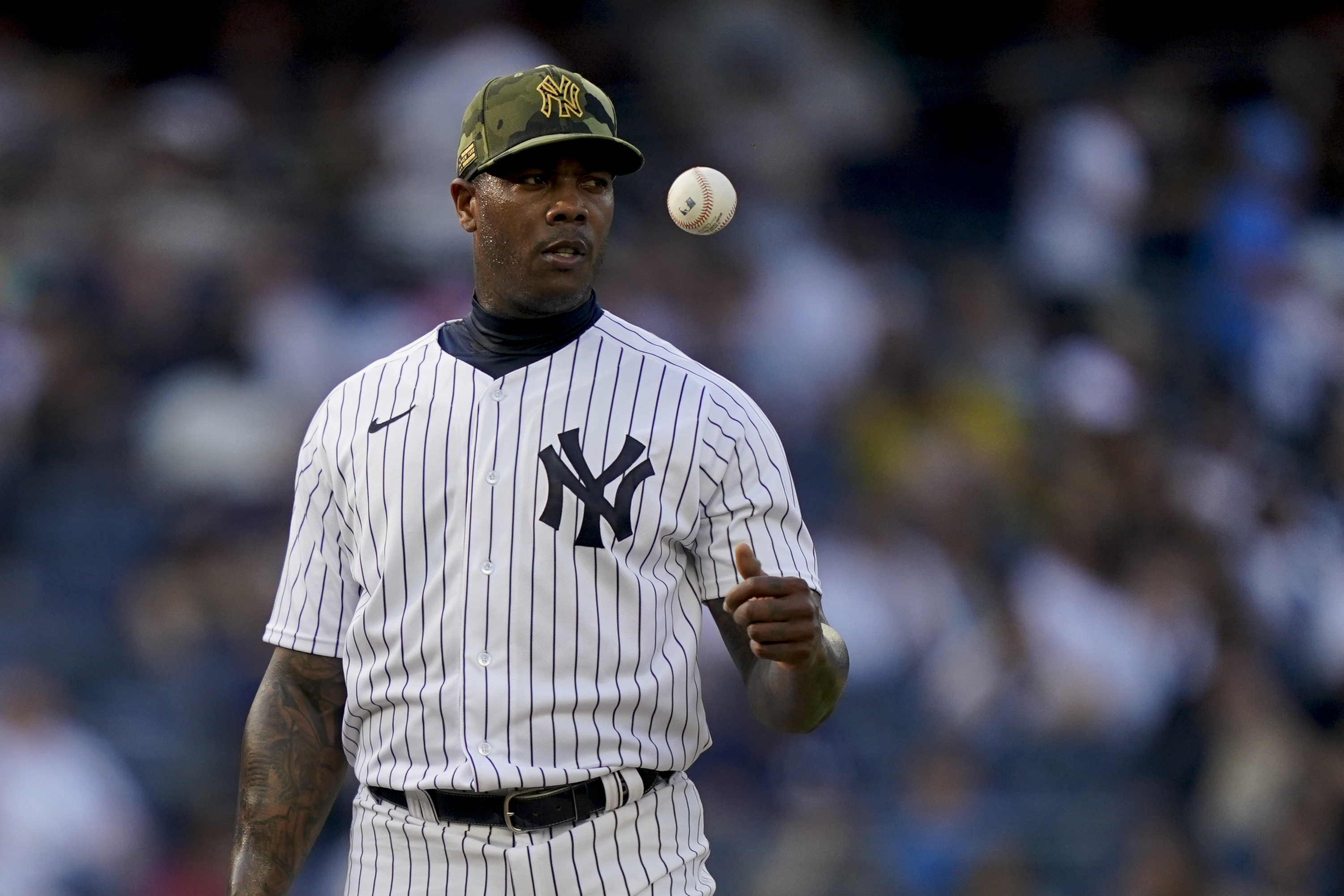 Yankees closer Clay Holmes tosses a bullpen session Saturday at