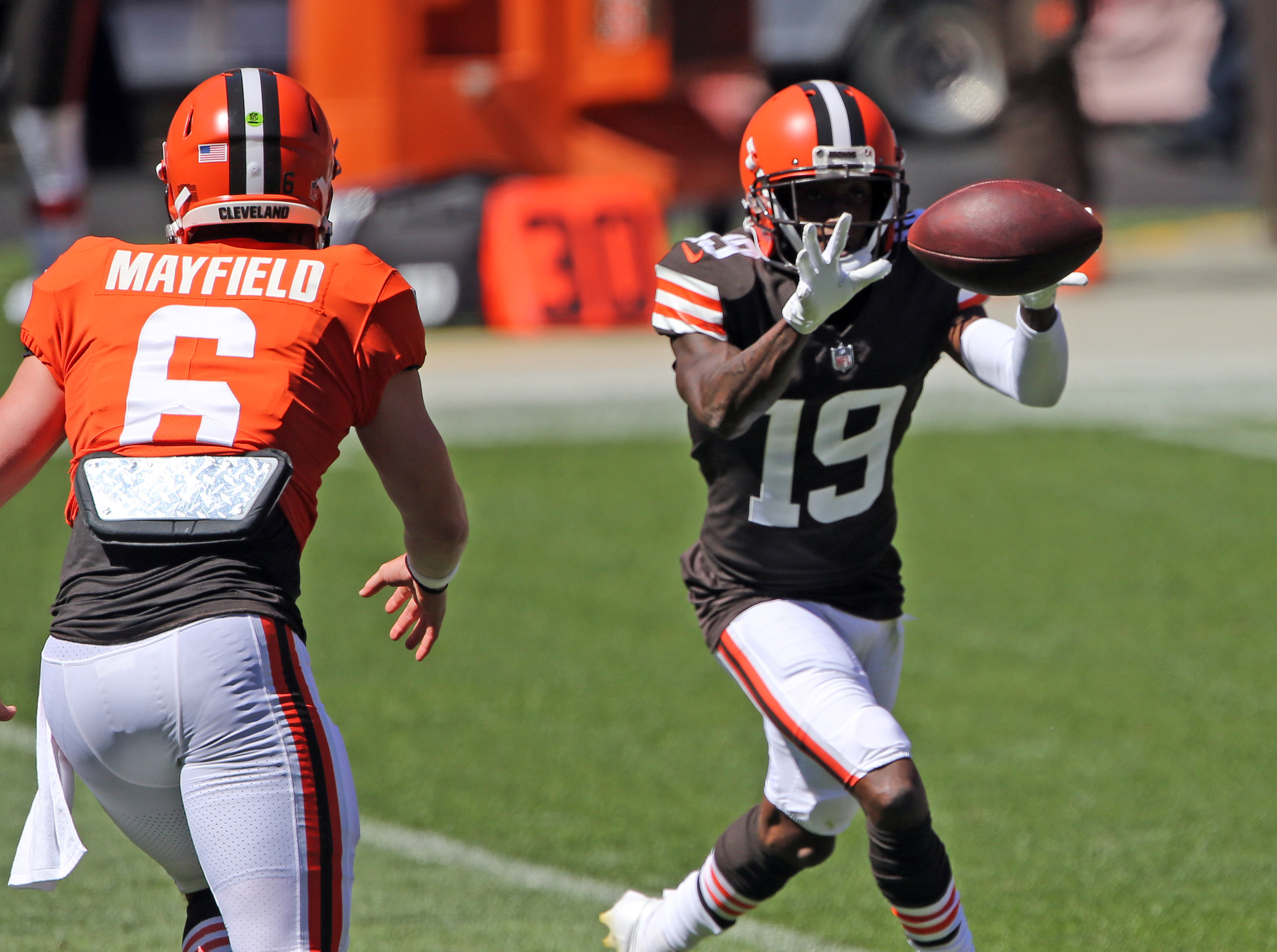 Cleveland Browns Tretter, Newsome activated; Owusu-Koramoah sits