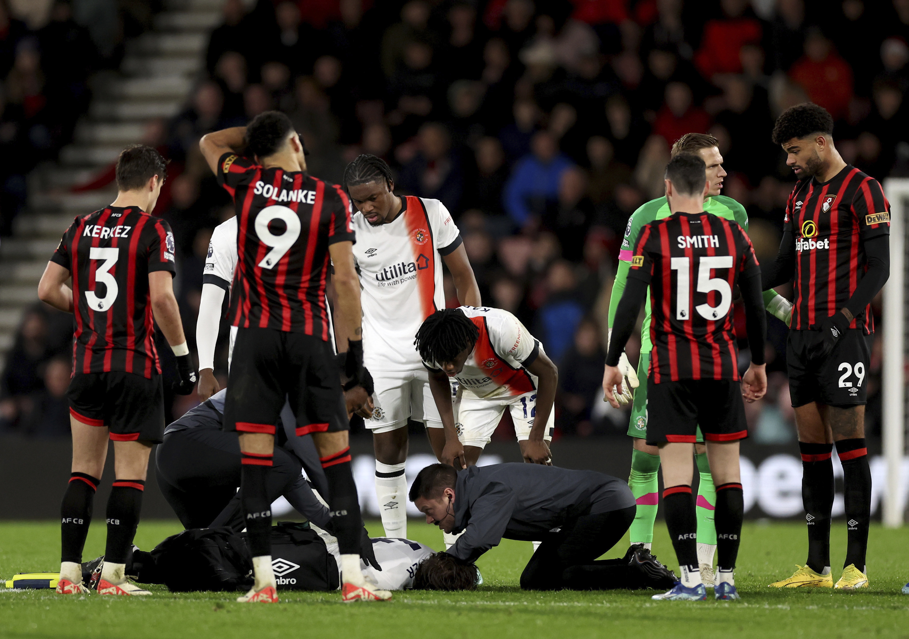 O jogador de futebol da Premier League, Tom Lockyer, sofre uma parada cardíaca e desmaia em campo durante uma partida